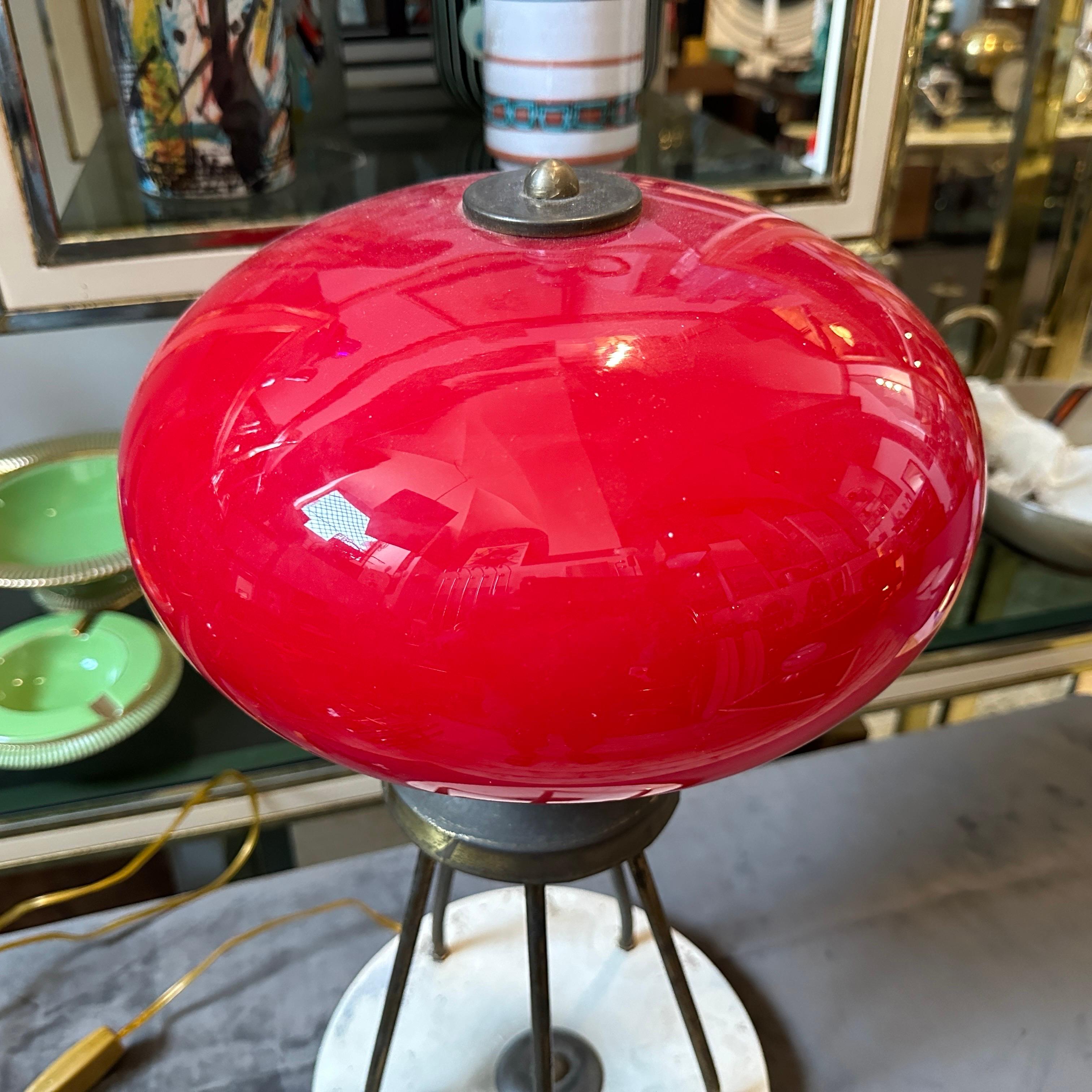 Lámpara de sobremesa italiana de latón y cristal rojo, moderna y con estilo de mediados de siglo de 1950 en venta 3