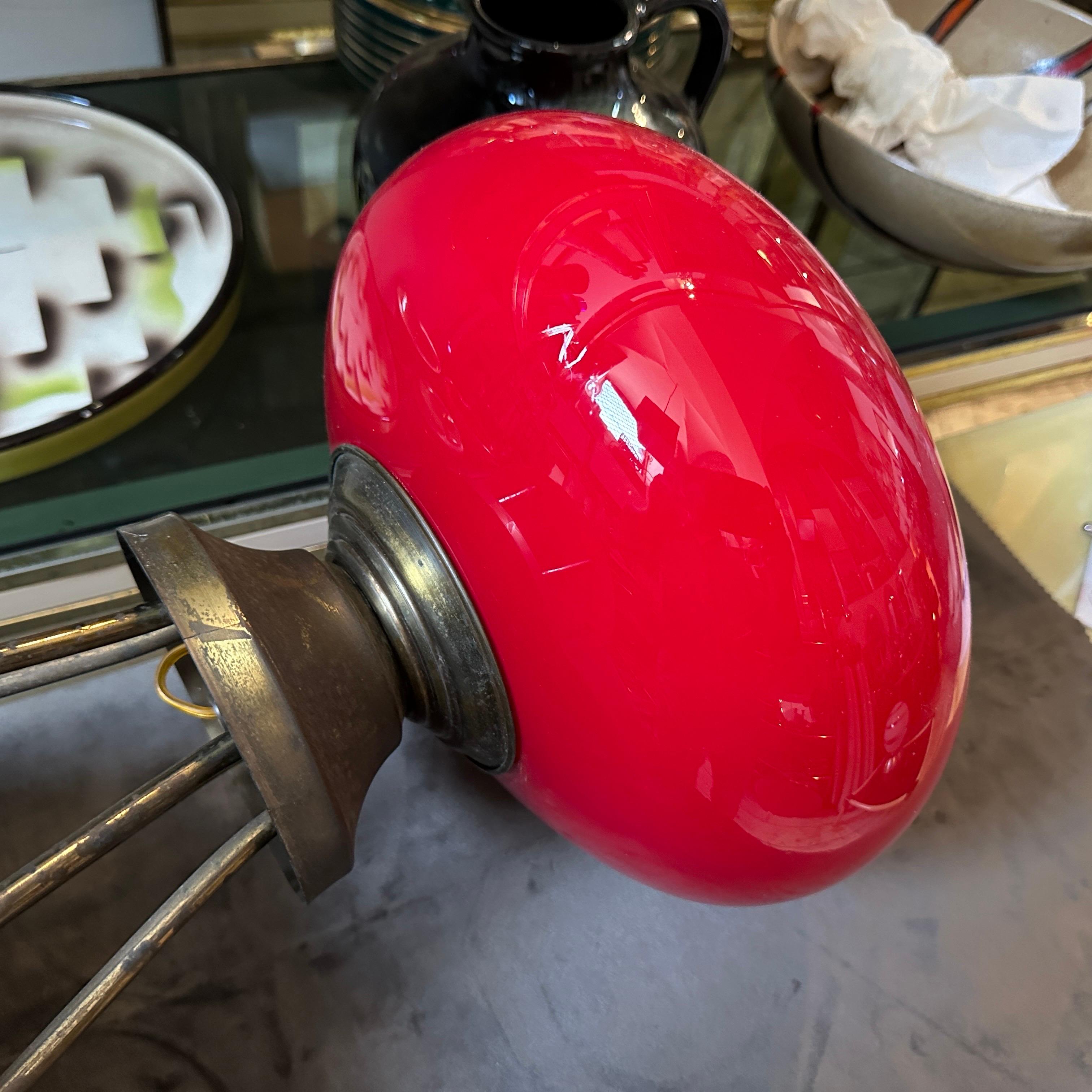 Lámpara de sobremesa italiana de latón y cristal rojo, moderna y con estilo de mediados de siglo de 1950 en venta 9