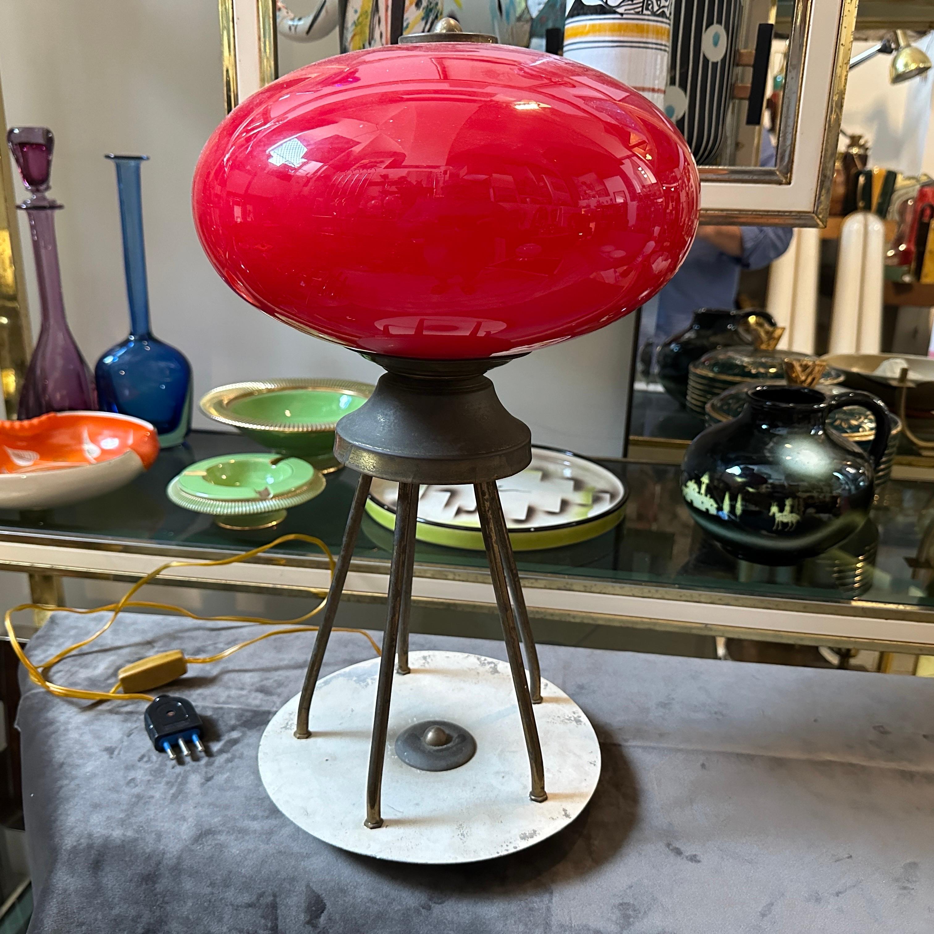 Lámpara de sobremesa italiana de latón y cristal rojo, moderna y con estilo de mediados de siglo de 1950 Moderno de mediados de siglo en venta