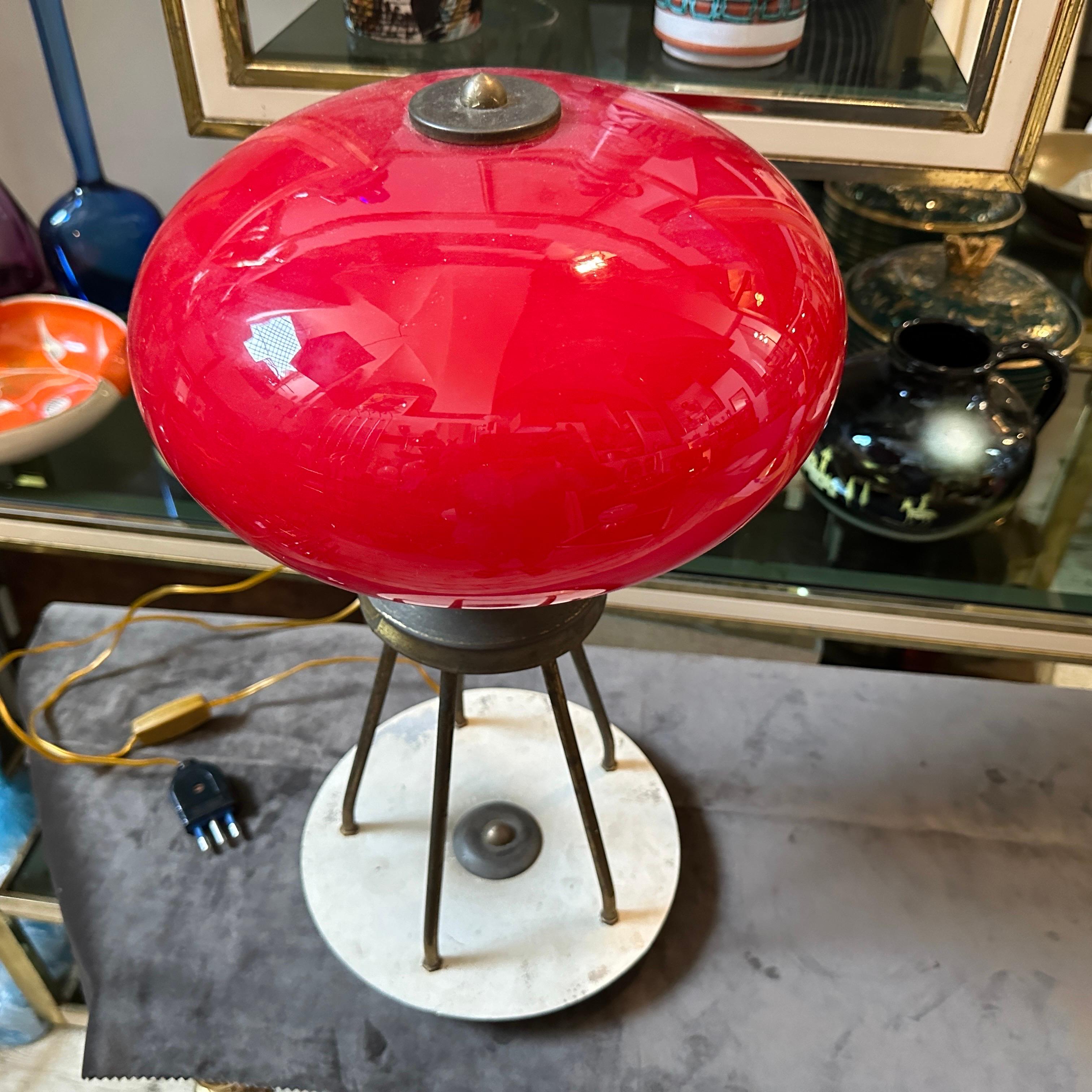Lámpara de sobremesa italiana de latón y cristal rojo, moderna y con estilo de mediados de siglo de 1950 Italiano en venta