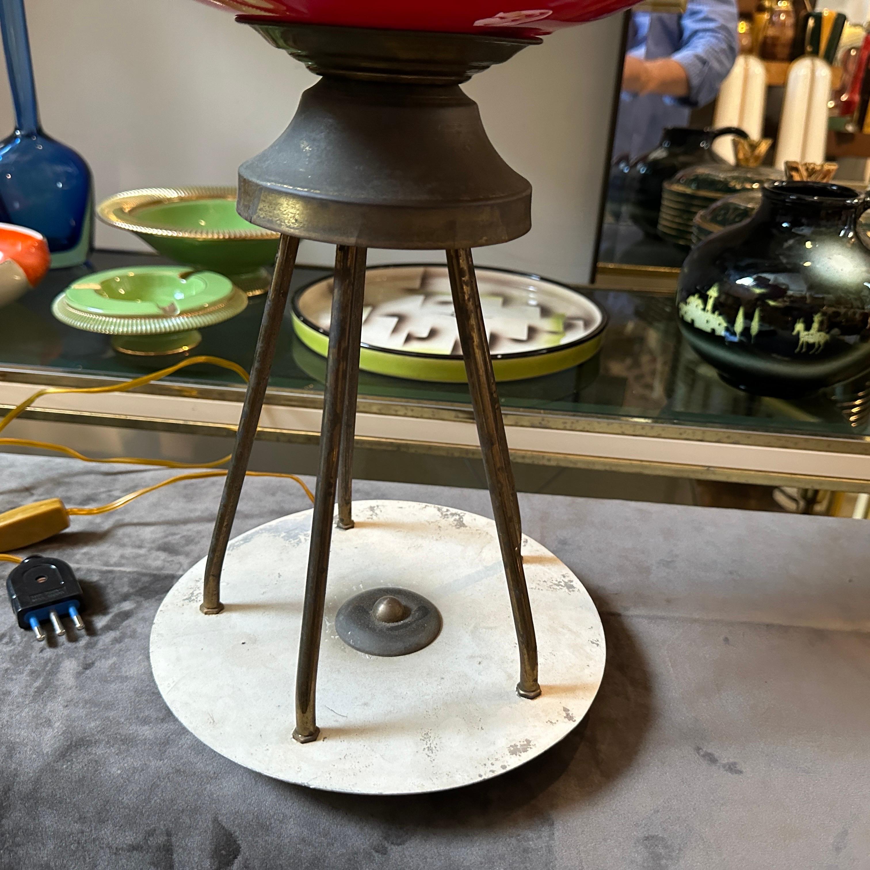 Lámpara de sobremesa italiana de latón y cristal rojo, moderna y con estilo de mediados de siglo de 1950 en Bueno estado para la venta en Aci Castello, IT