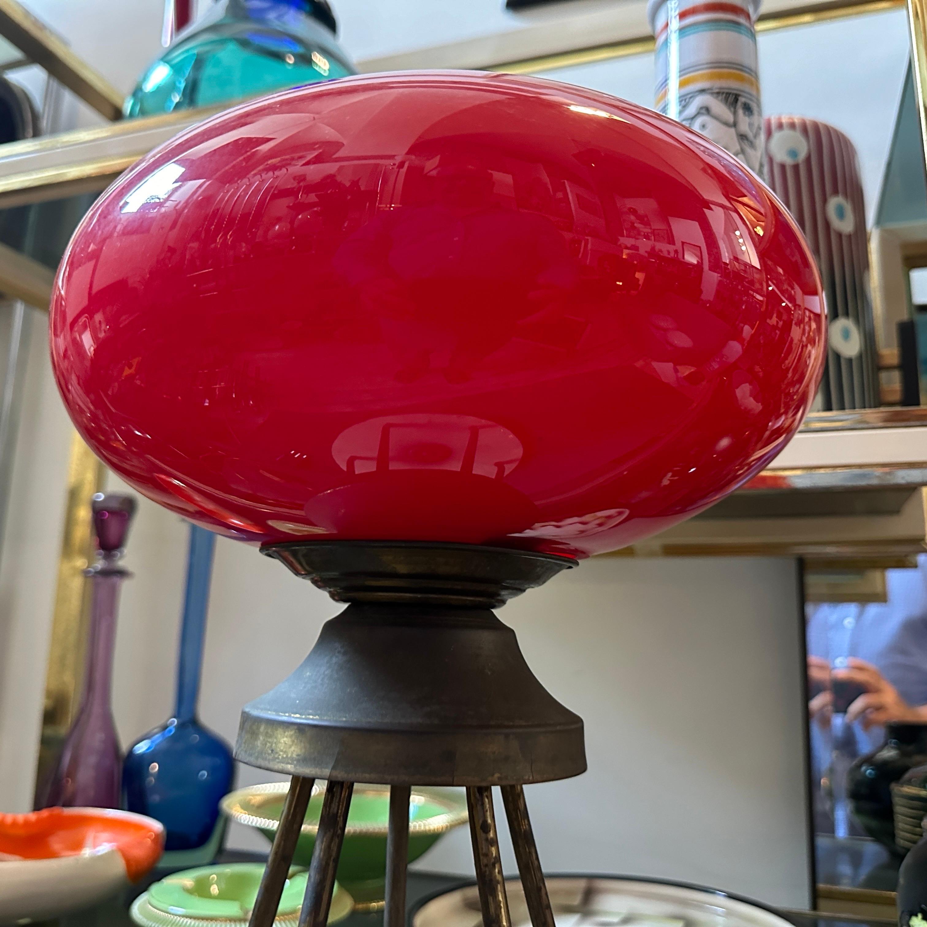 Lámpara de sobremesa italiana de latón y cristal rojo, moderna y con estilo de mediados de siglo de 1950 siglo XX en venta