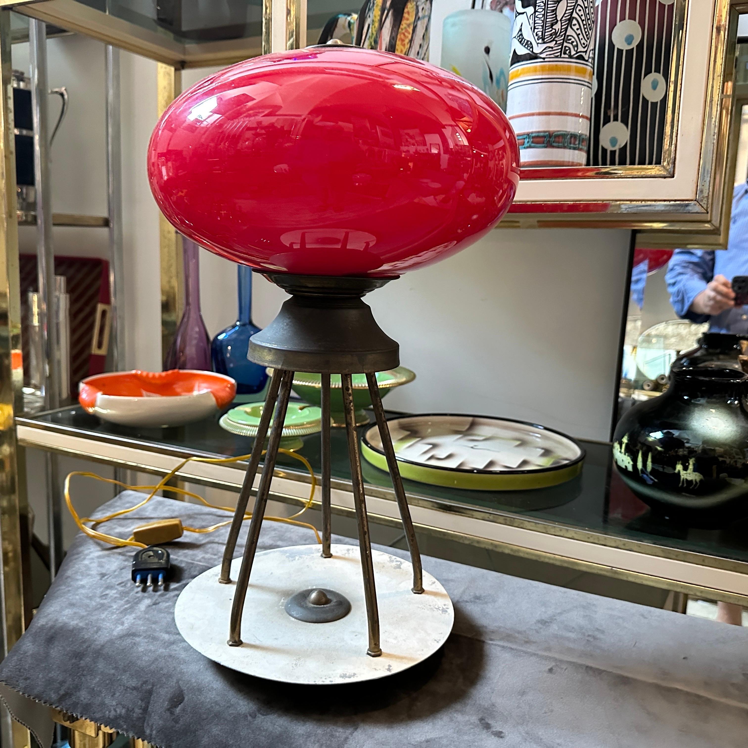 Lámpara de sobremesa italiana de latón y cristal rojo, moderna y con estilo de mediados de siglo de 1950 en venta 1