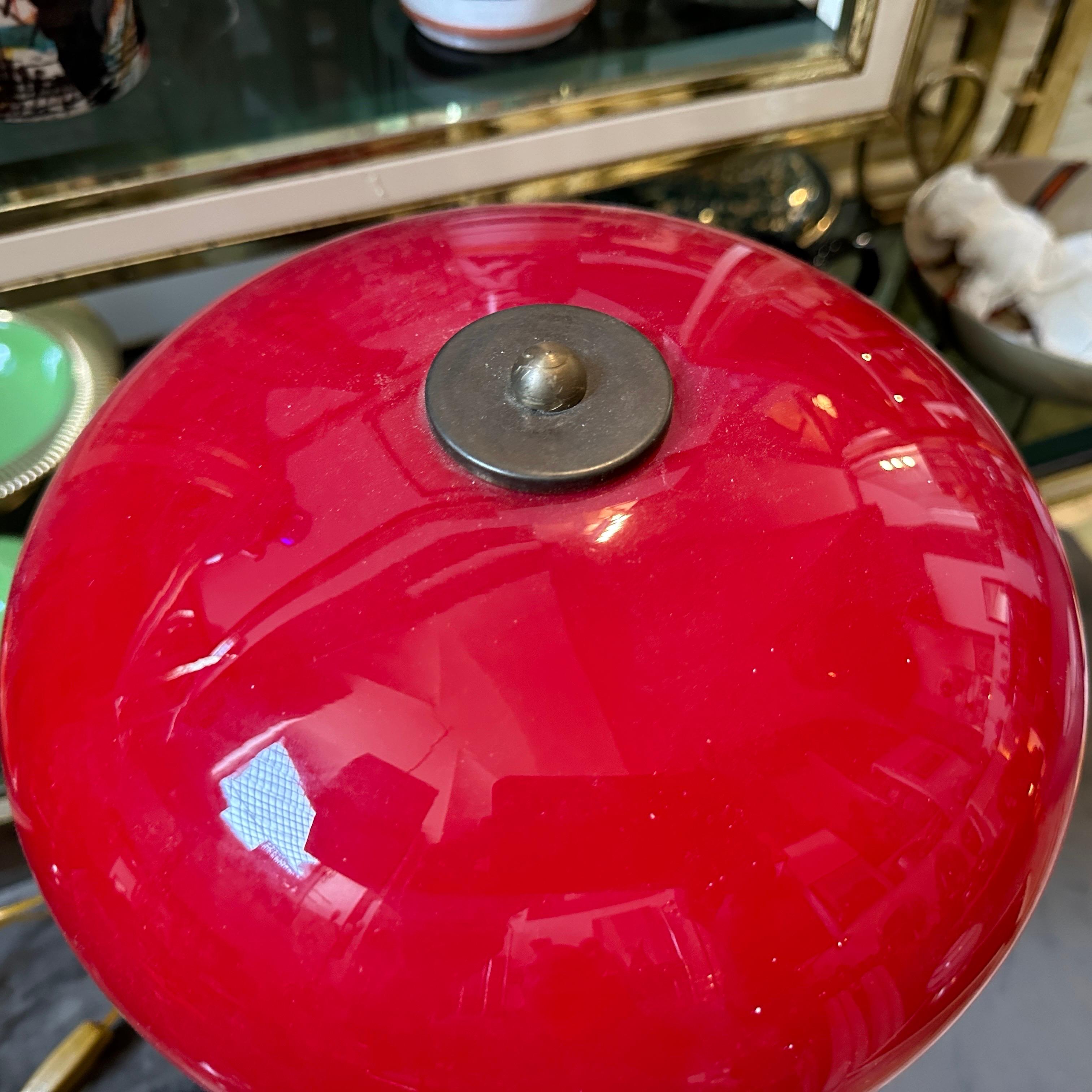 Lámpara de sobremesa italiana de latón y cristal rojo, moderna y con estilo de mediados de siglo de 1950 en venta 2
