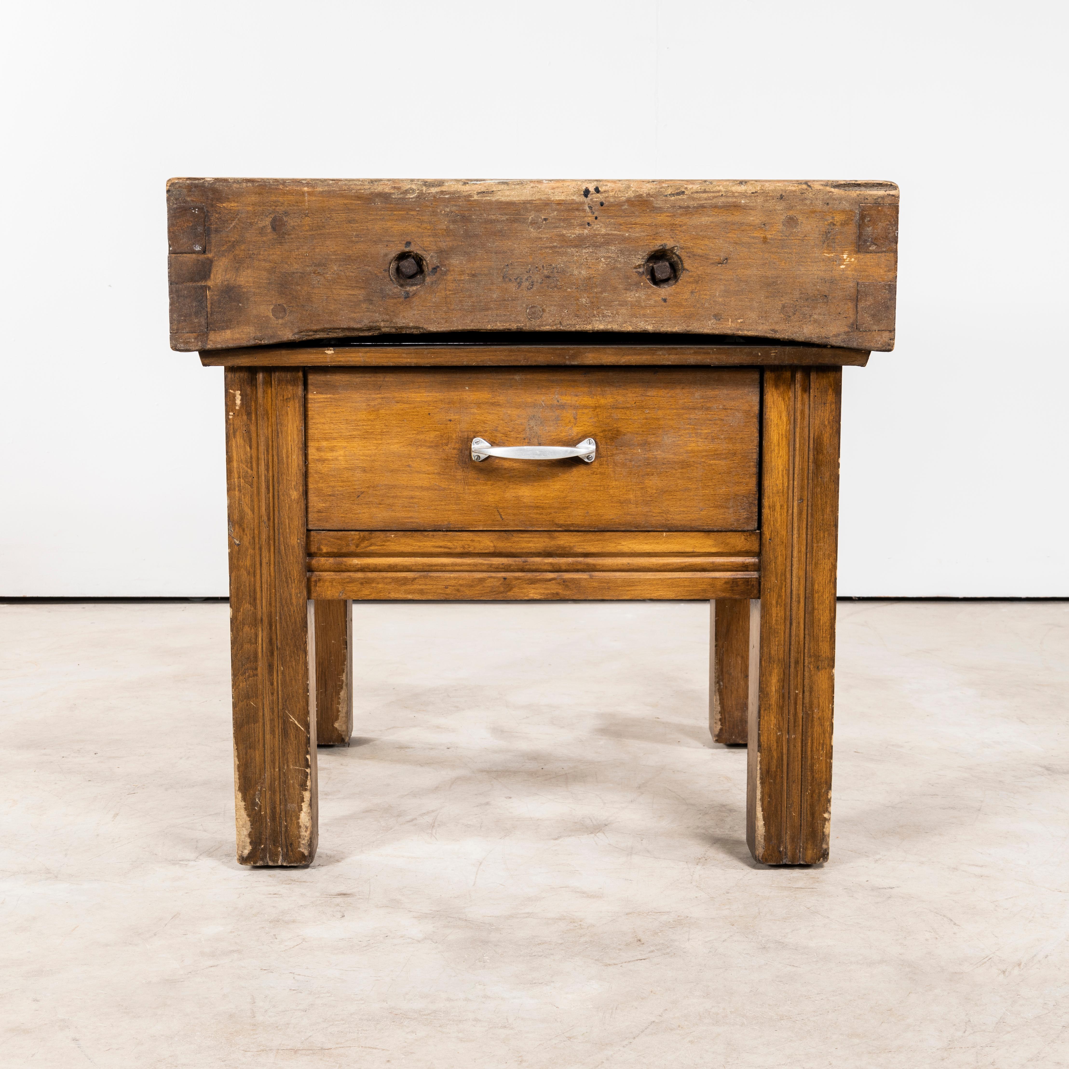 Blocco macelleria indipendente degli anni '50. 

Pratico blocco da macellaio indipendente di buone dimensioni realizzato in faggio massiccio con un pesante piano originale a blocco. La nostra officina ha revisionato il cassetto singolo che è robusto
