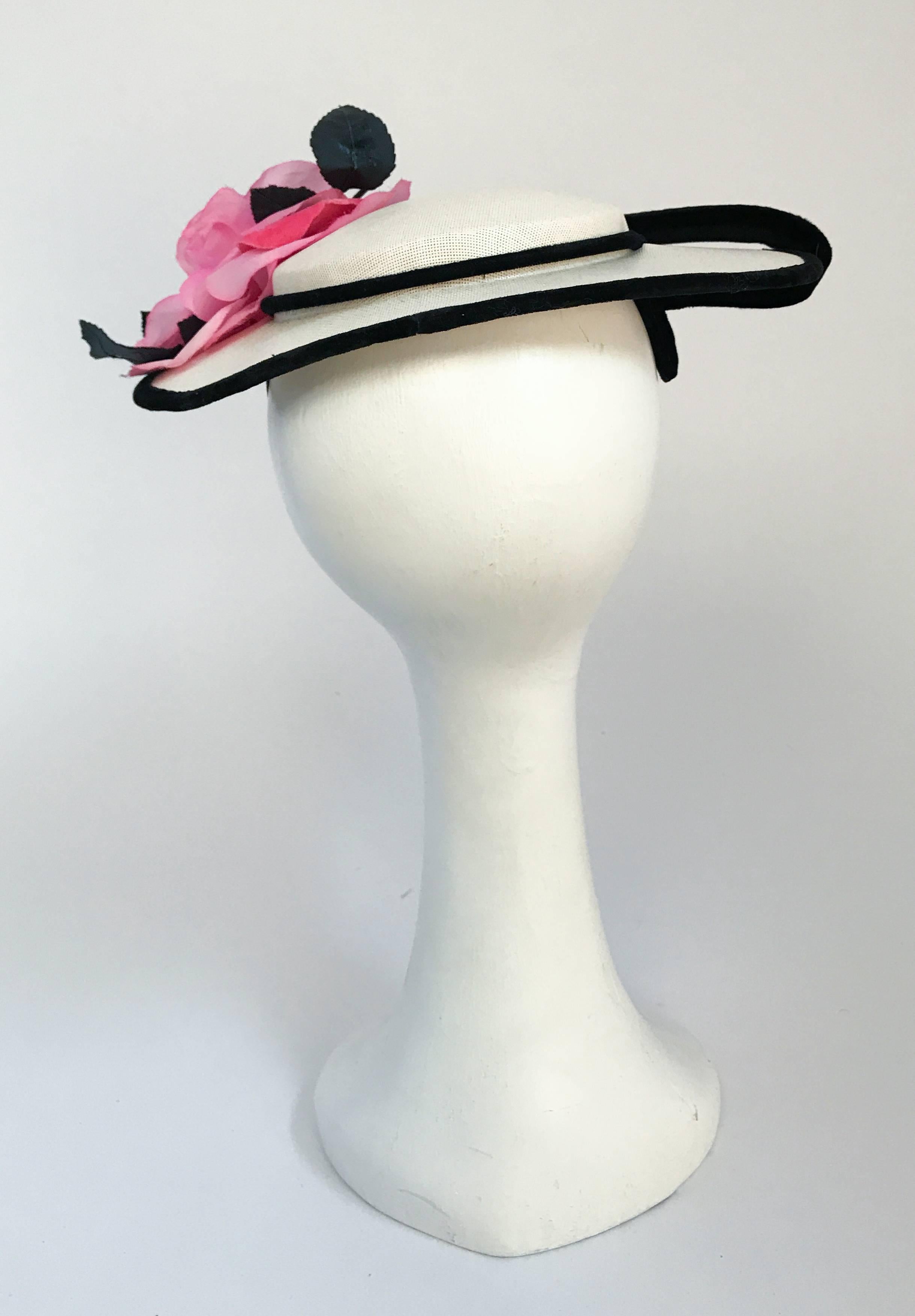 1950s Sunt hat with Black Velvet trim and Silk Flower In Good Condition In San Francisco, CA
