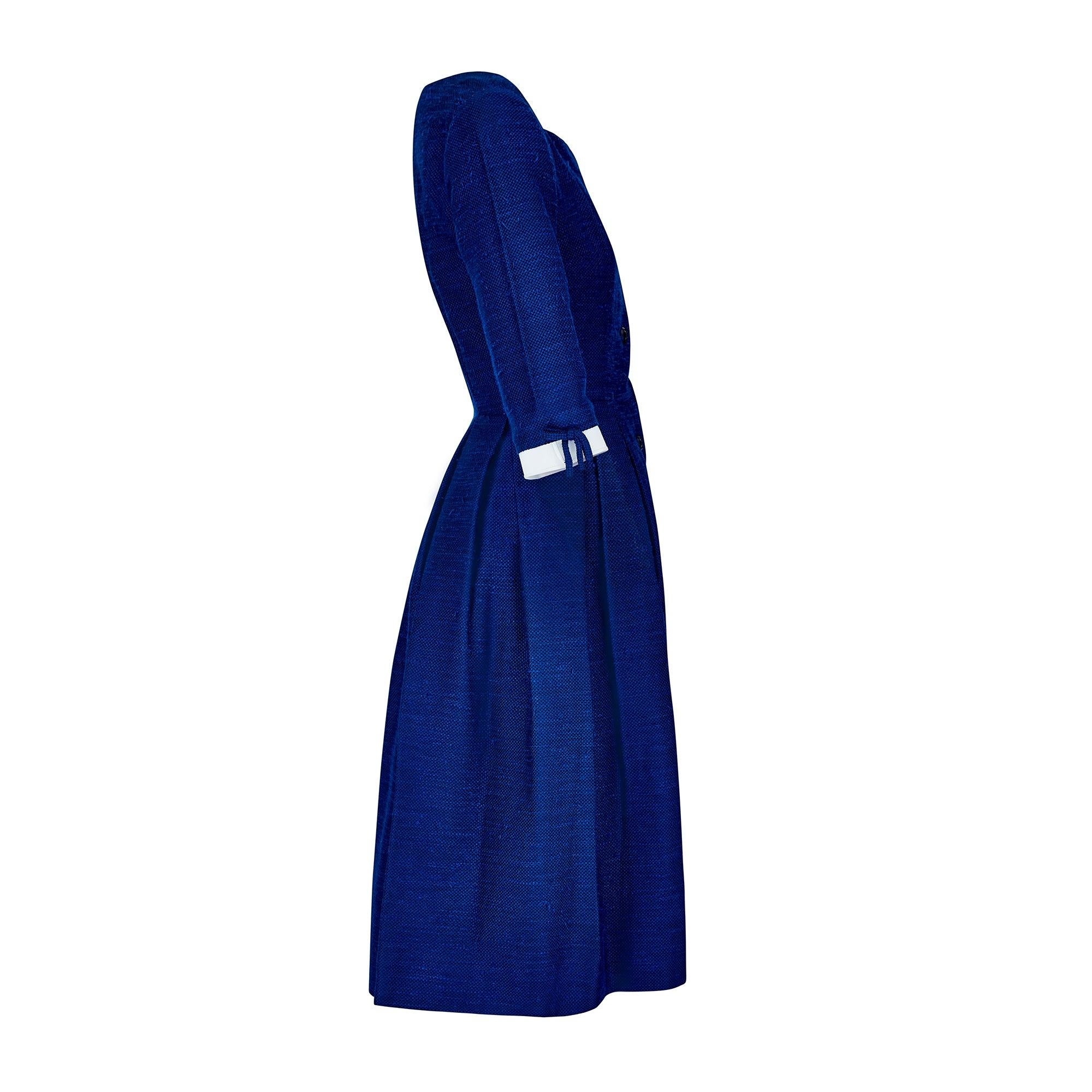 Fabuleuse robe à carreaux en jacquard bleu de la fin des années 1950 au début des années 1960.  Fabriqué par la célèbre créatrice britannique de prêt-à-porter Susan Small et vendu dans le meilleur grand magasin d'Édimbourg, Jenners.  Nous avons