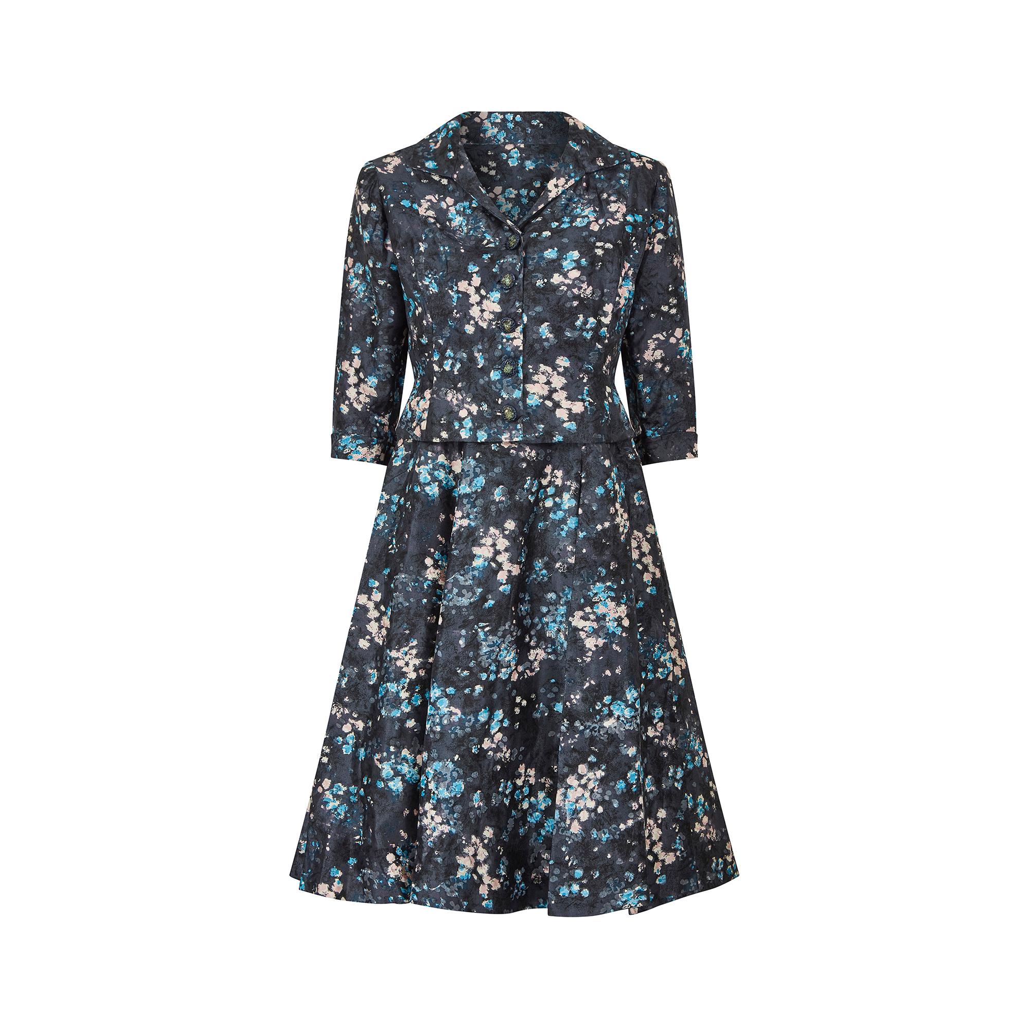 Cet ensemble de robes Suzanne Pardo de la Couture française des années 1950 est fait d'une belle soie irisée dans un joli imprimé floral. La robe a une silhouette classique des années 50, avec un corsage plus ajusté et une jupe évasée. L'encolure