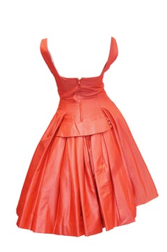 1950er Suzy Perette Red Charmeuse Satin New Look Abendkleid mit Schleifendetail