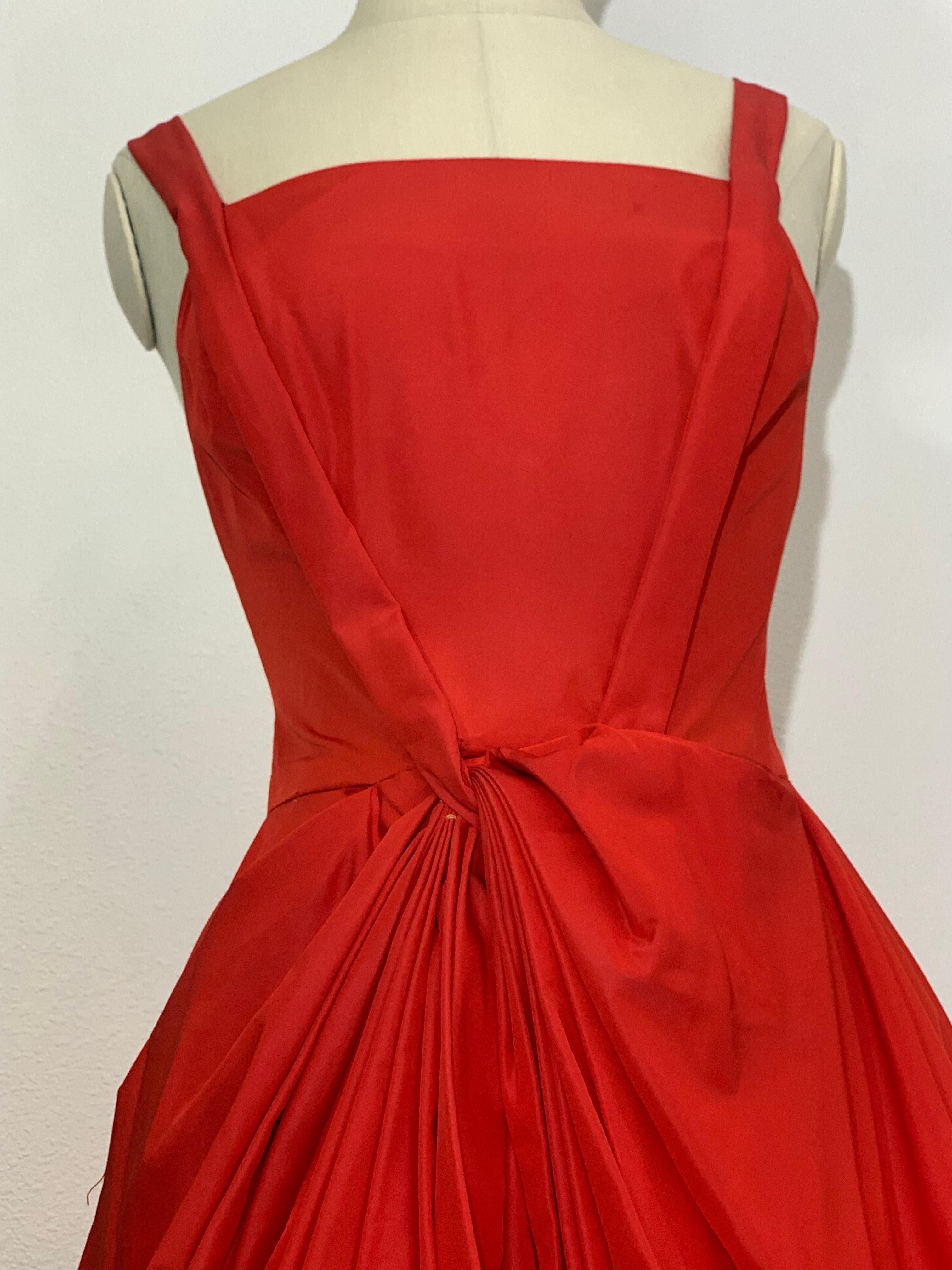 1950s Suzy Perette Red Silk Taffeta Cocktail Dress w Full Draped Skirt (Robe de cocktail en taffetas de soie rouge avec jupe drapée) en vente 5