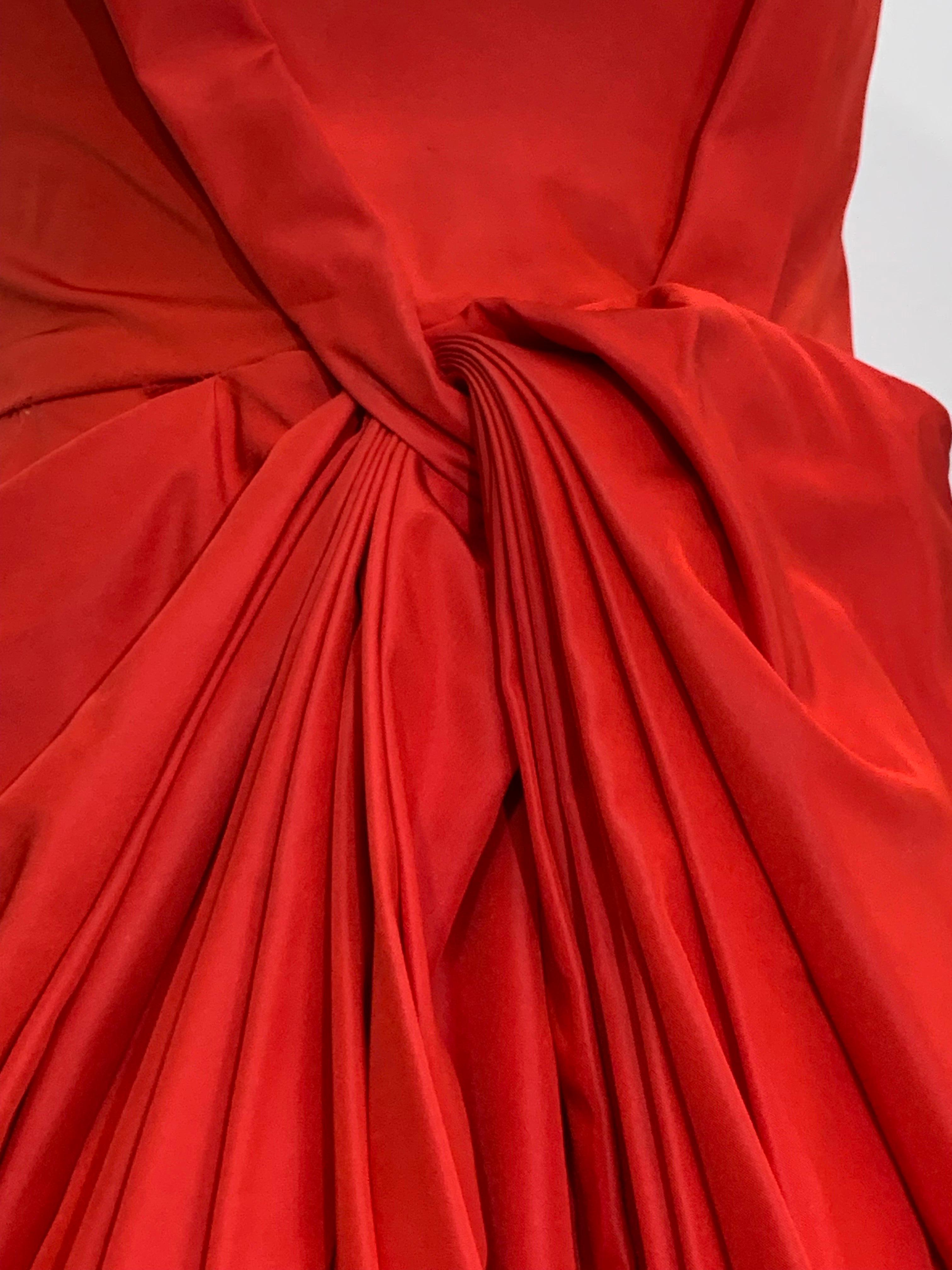 1950s Suzy Perette Red Silk Taffeta Cocktail Dress w Full Draped Skirt (Robe de cocktail en taffetas de soie rouge avec jupe drapée) en vente 6