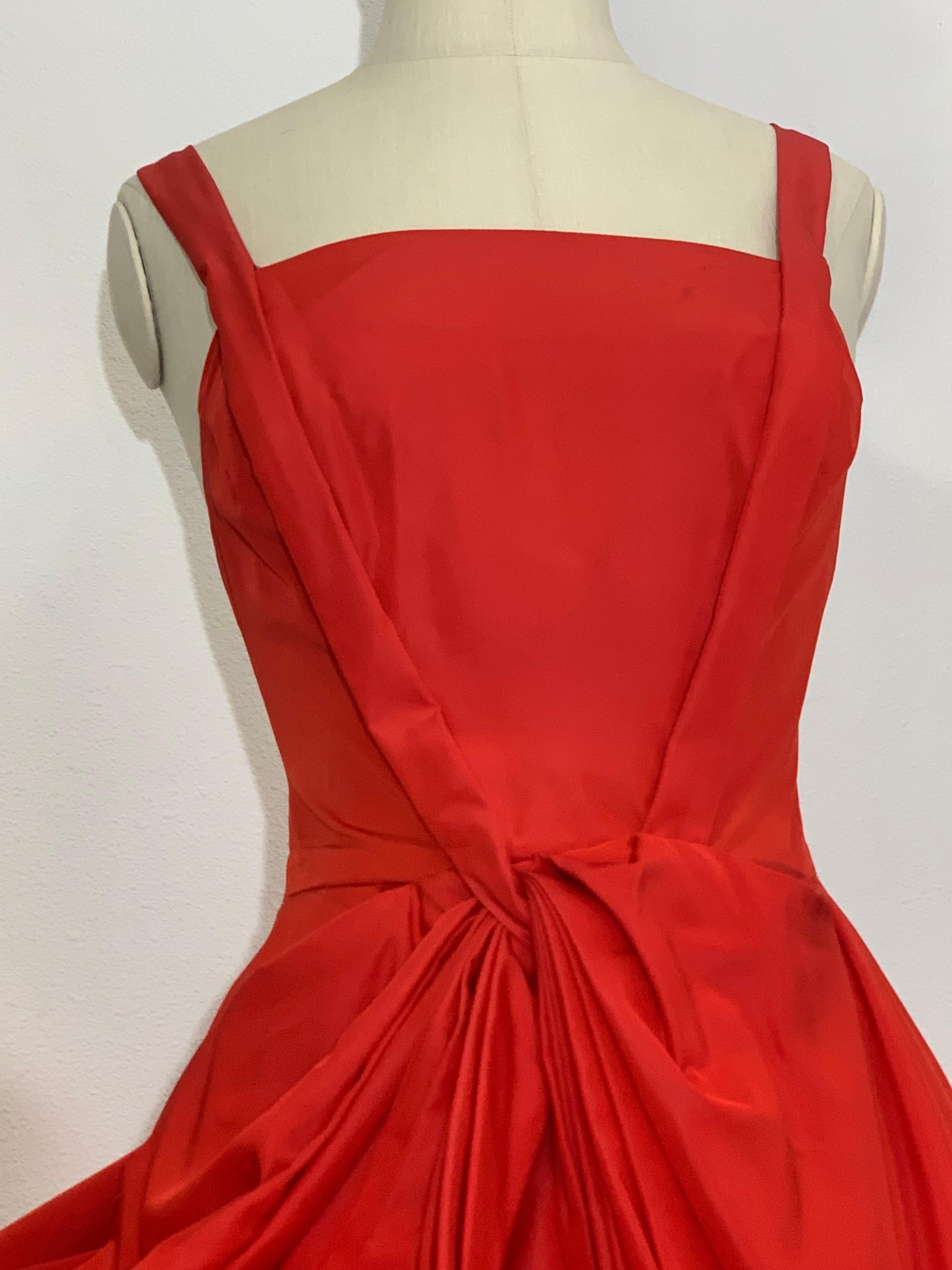 1950s Suzy Perette Red Silk Taffeta Cocktail Dress w Full Draped Skirt (Robe de cocktail en taffetas de soie rouge avec jupe drapée) en vente 7