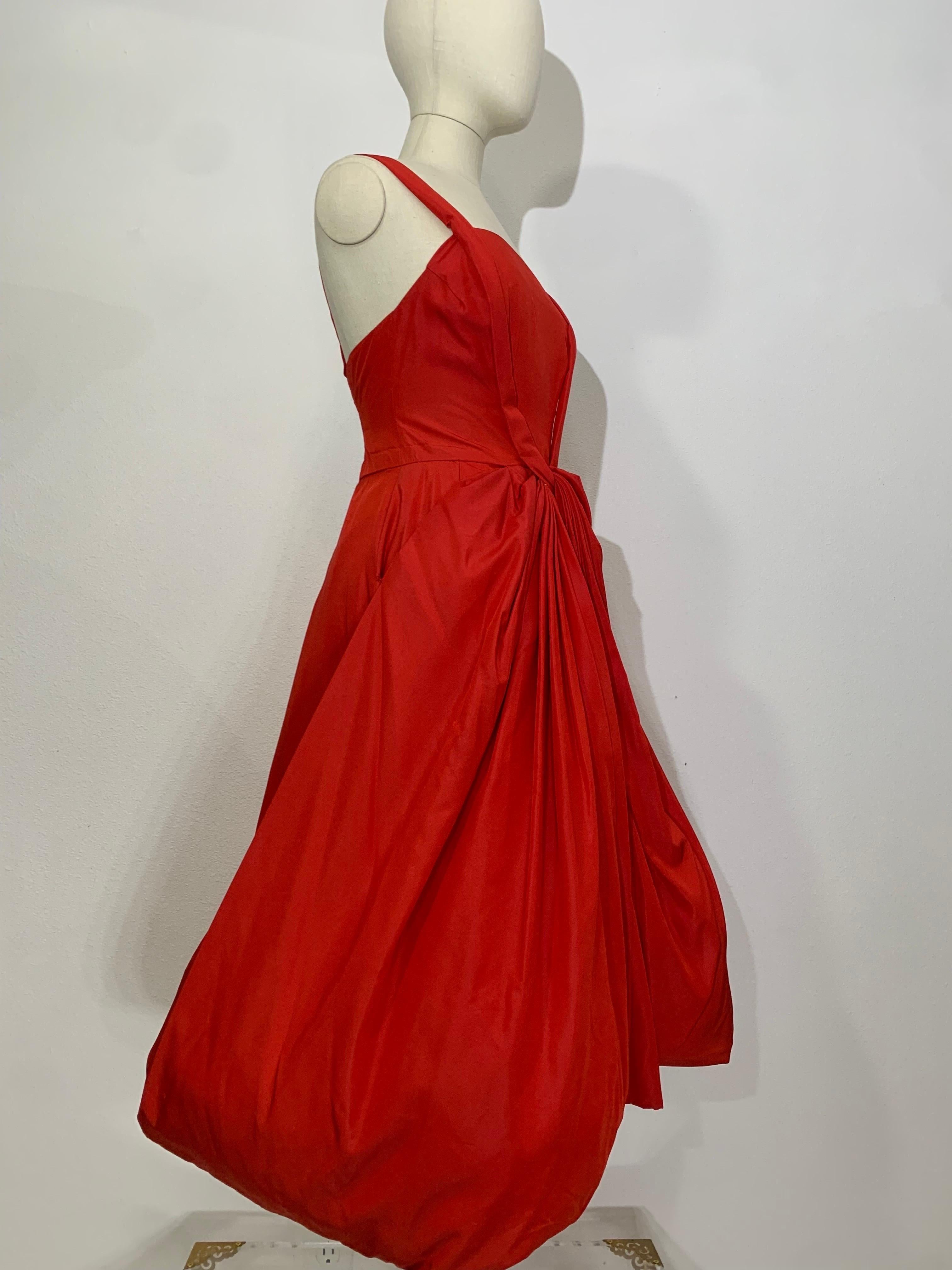 1950s Suzy Perette Red Silk Taffeta Cocktail Dress w Full Draped Skirt (Robe de cocktail en taffetas de soie rouge avec jupe drapée) en vente 8