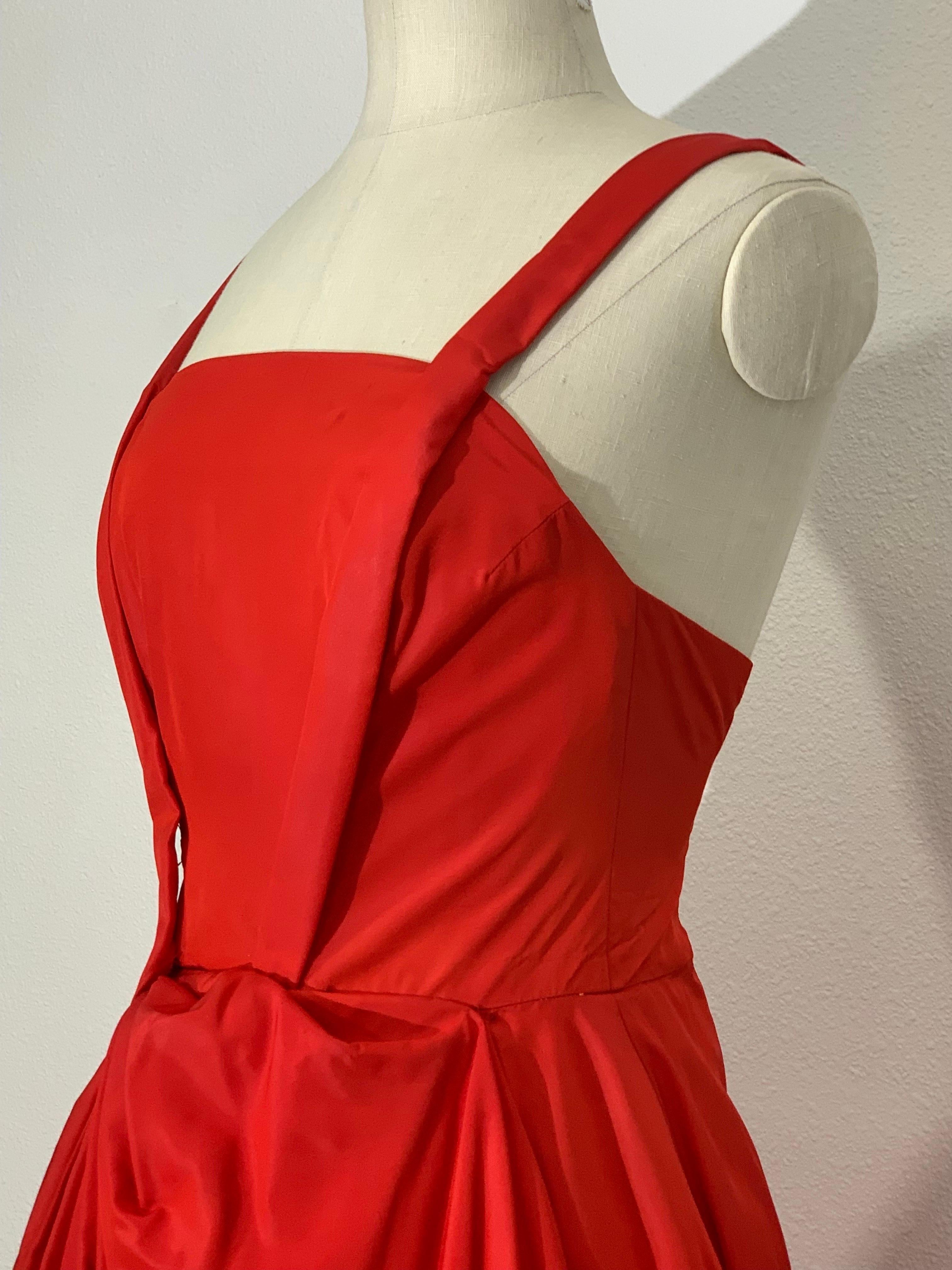 1950s Suzy Perette Red Silk Taffeta Cocktail Dress w Full Draped Skirt (Robe de cocktail en taffetas de soie rouge avec jupe drapée) en vente 9