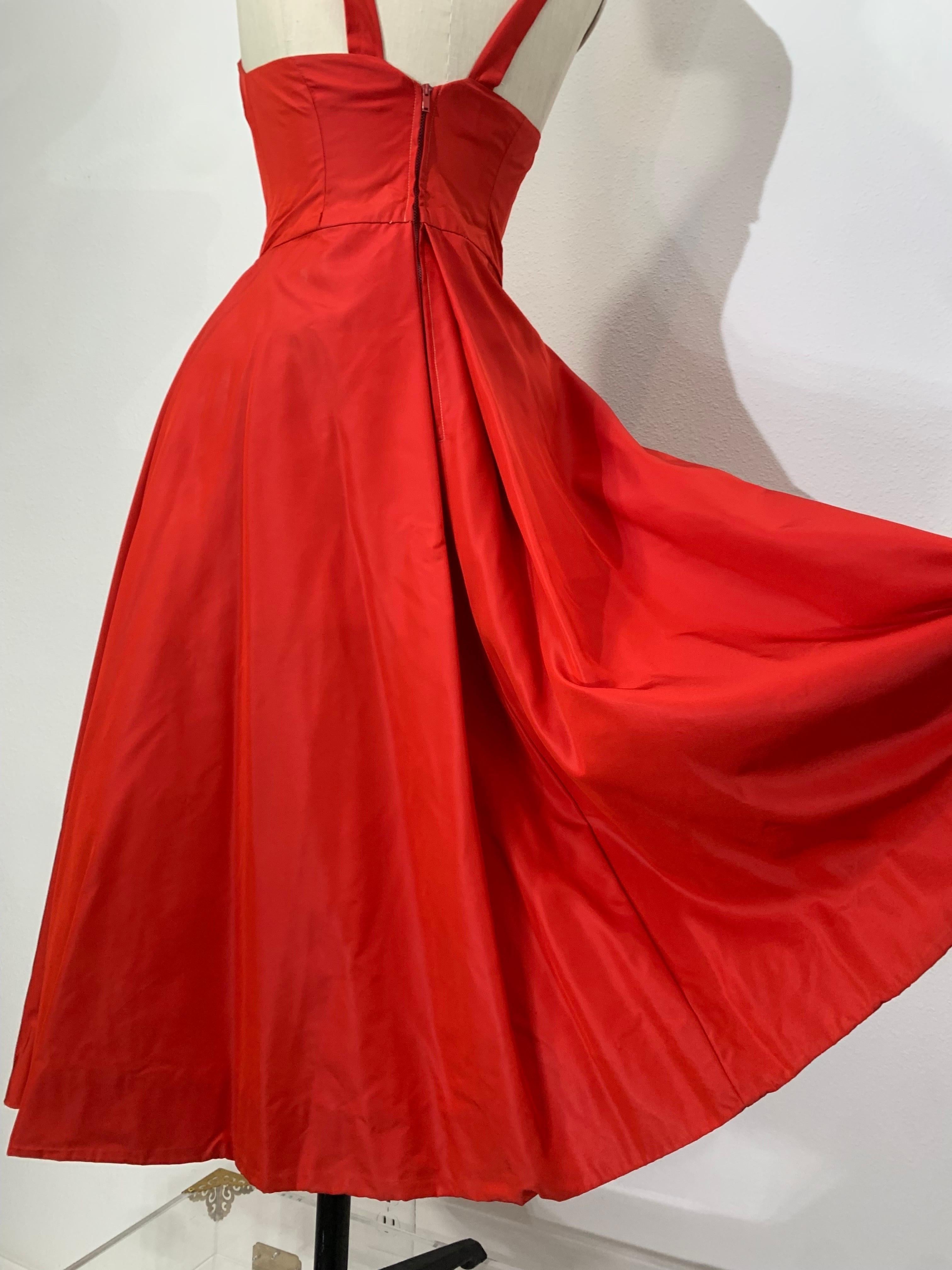 Rouge 1950s Suzy Perette Red Silk Taffeta Cocktail Dress w Full Draped Skirt (Robe de cocktail en taffetas de soie rouge avec jupe drapée) en vente