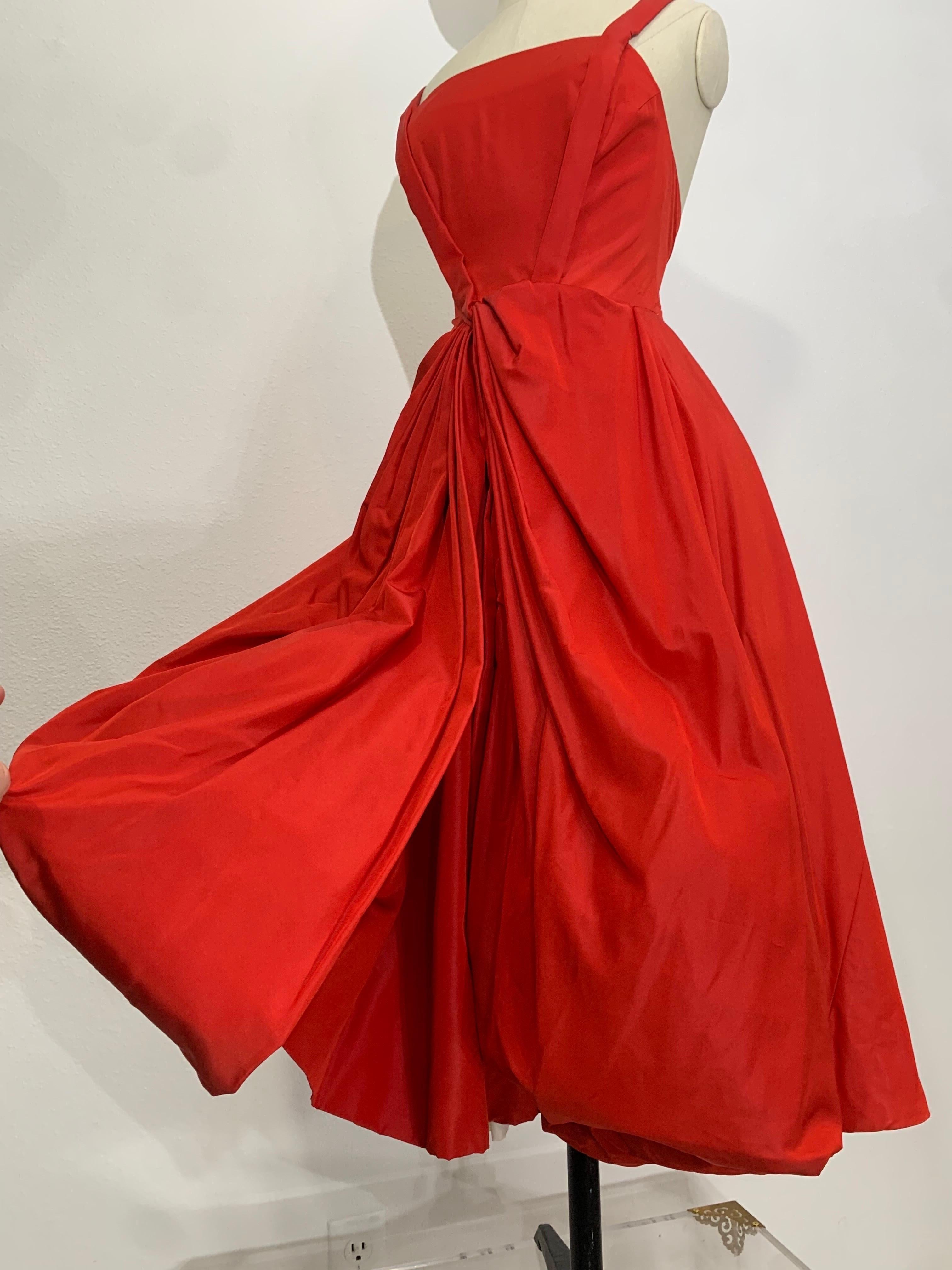 1950s Suzy Perette Red Silk Taffeta Cocktail Dress w Full Draped Skirt (Robe de cocktail en taffetas de soie rouge avec jupe drapée) Excellent état - En vente à Gresham, OR
