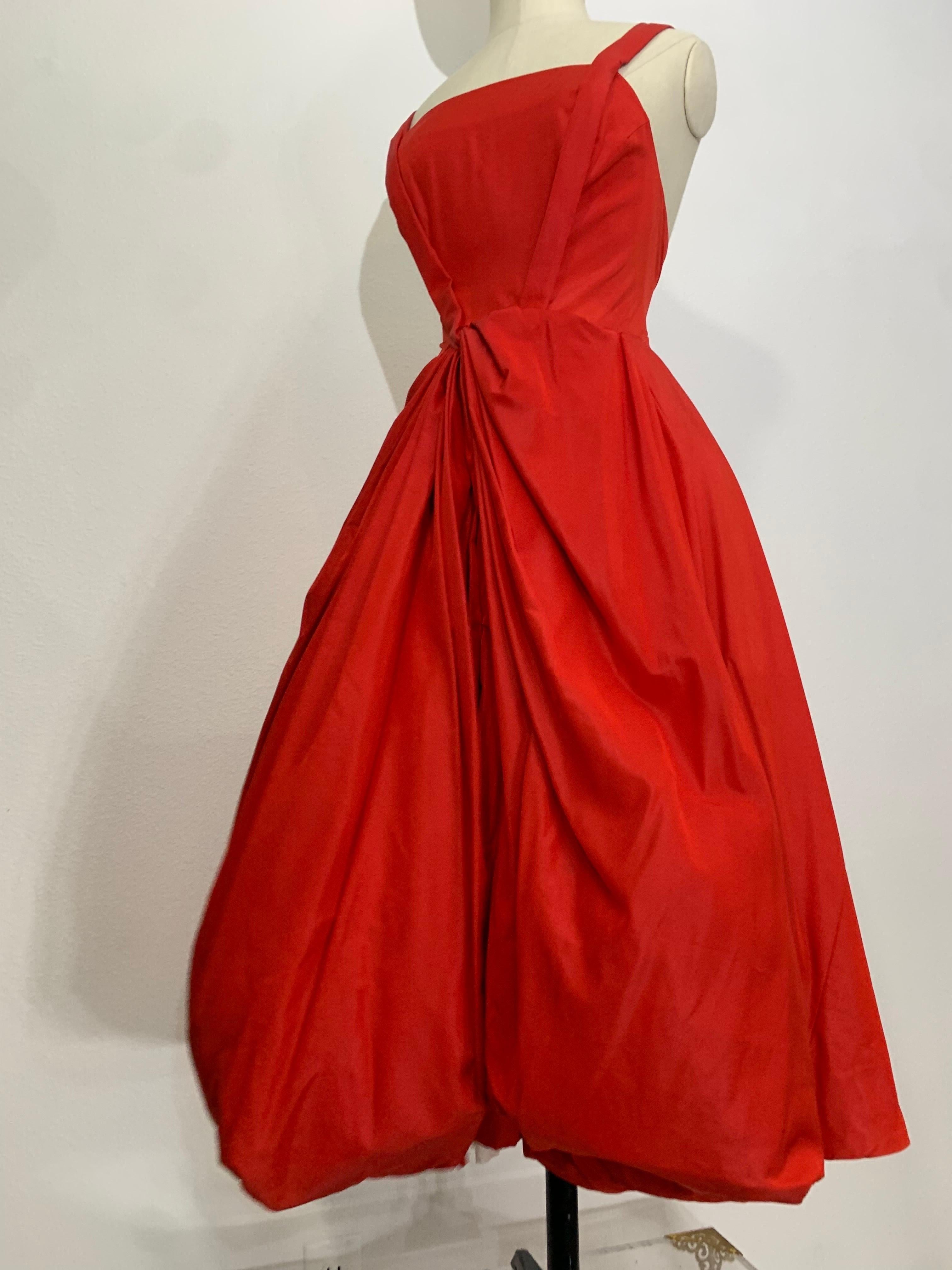 1950s Suzy Perette Red Silk Taffeta Cocktail Dress w Full Draped Skirt (Robe de cocktail en taffetas de soie rouge avec jupe drapée) Pour femmes en vente