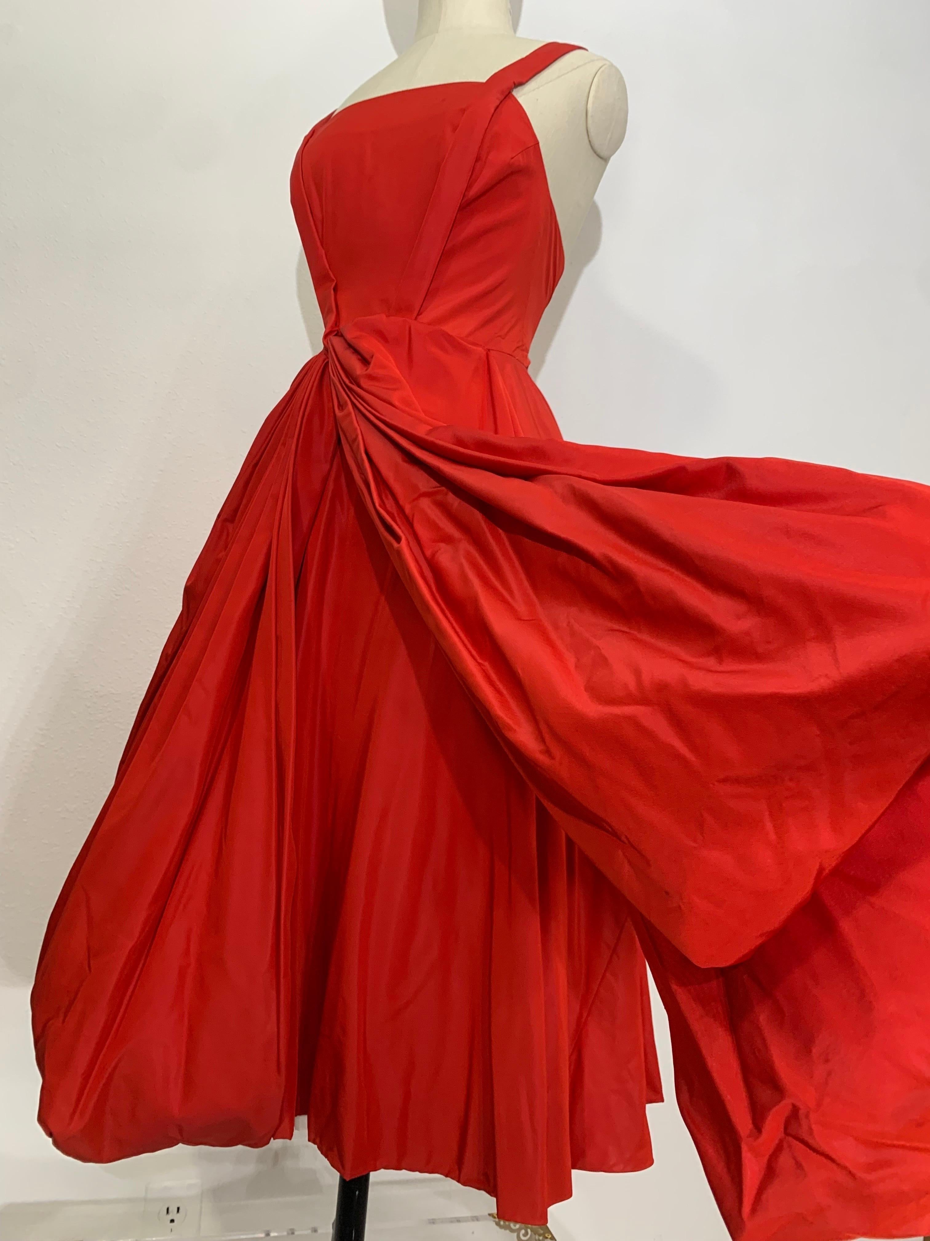 1950s Suzy Perette Red Silk Taffeta Cocktail Dress w Full Draped Skirt (Robe de cocktail en taffetas de soie rouge avec jupe drapée) en vente 2