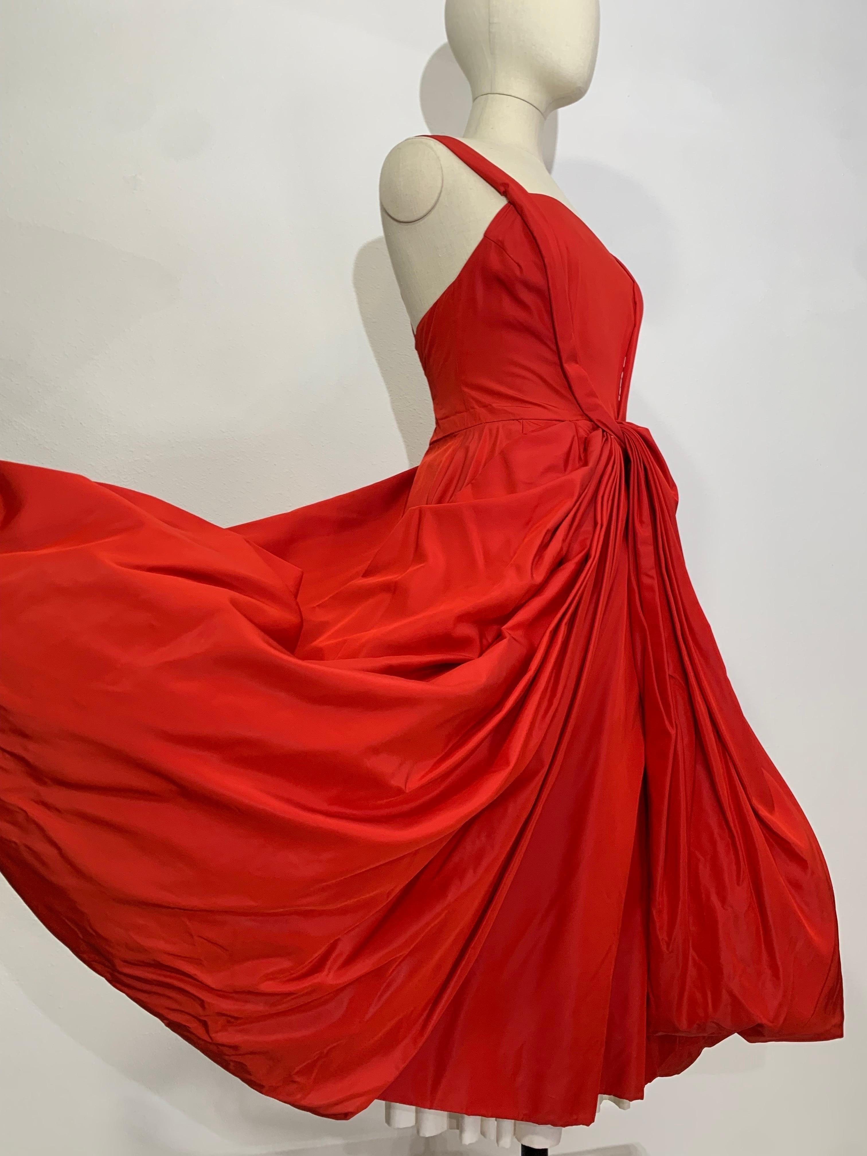 1950s Suzy Perette Red Silk Taffeta Cocktail Dress w Full Draped Skirt (Robe de cocktail en taffetas de soie rouge avec jupe drapée) en vente 3