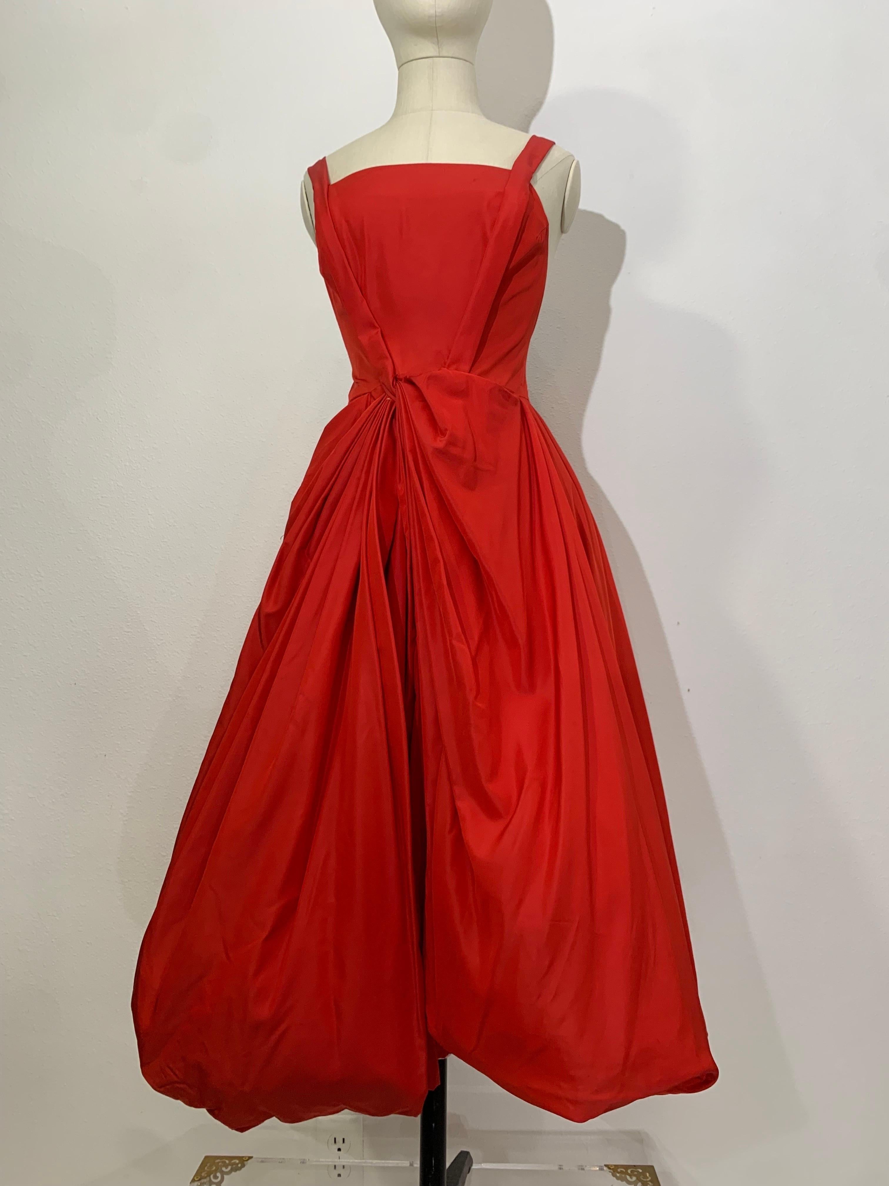 1950s Suzy Perette Red Silk Taffeta Cocktail Dress w Full Draped Skirt (Robe de cocktail en taffetas de soie rouge avec jupe drapée) en vente 4
