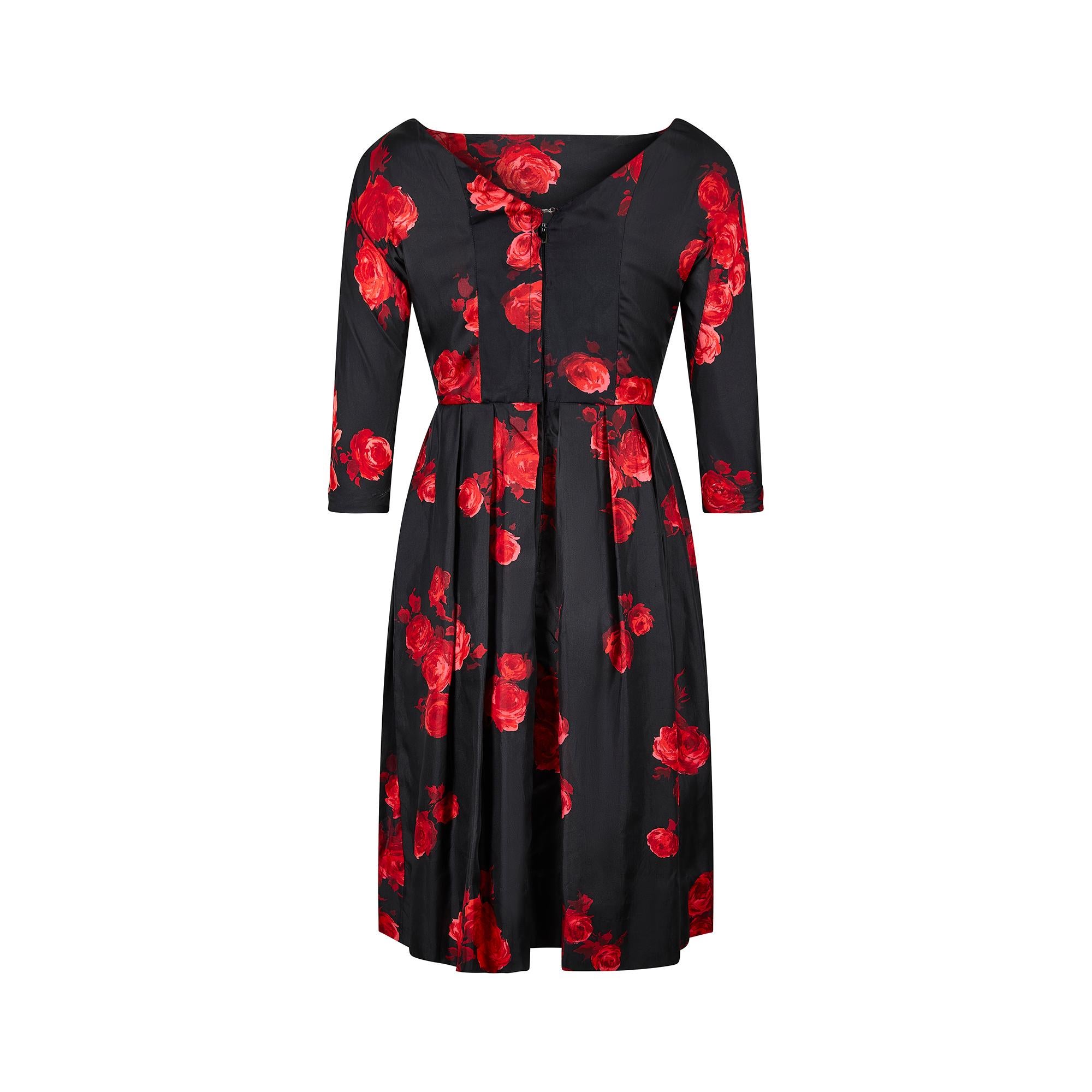 1950s Suzy Perette Satin Black and Red Rose Print Dress In Excellent Condition For Sale In London, GB