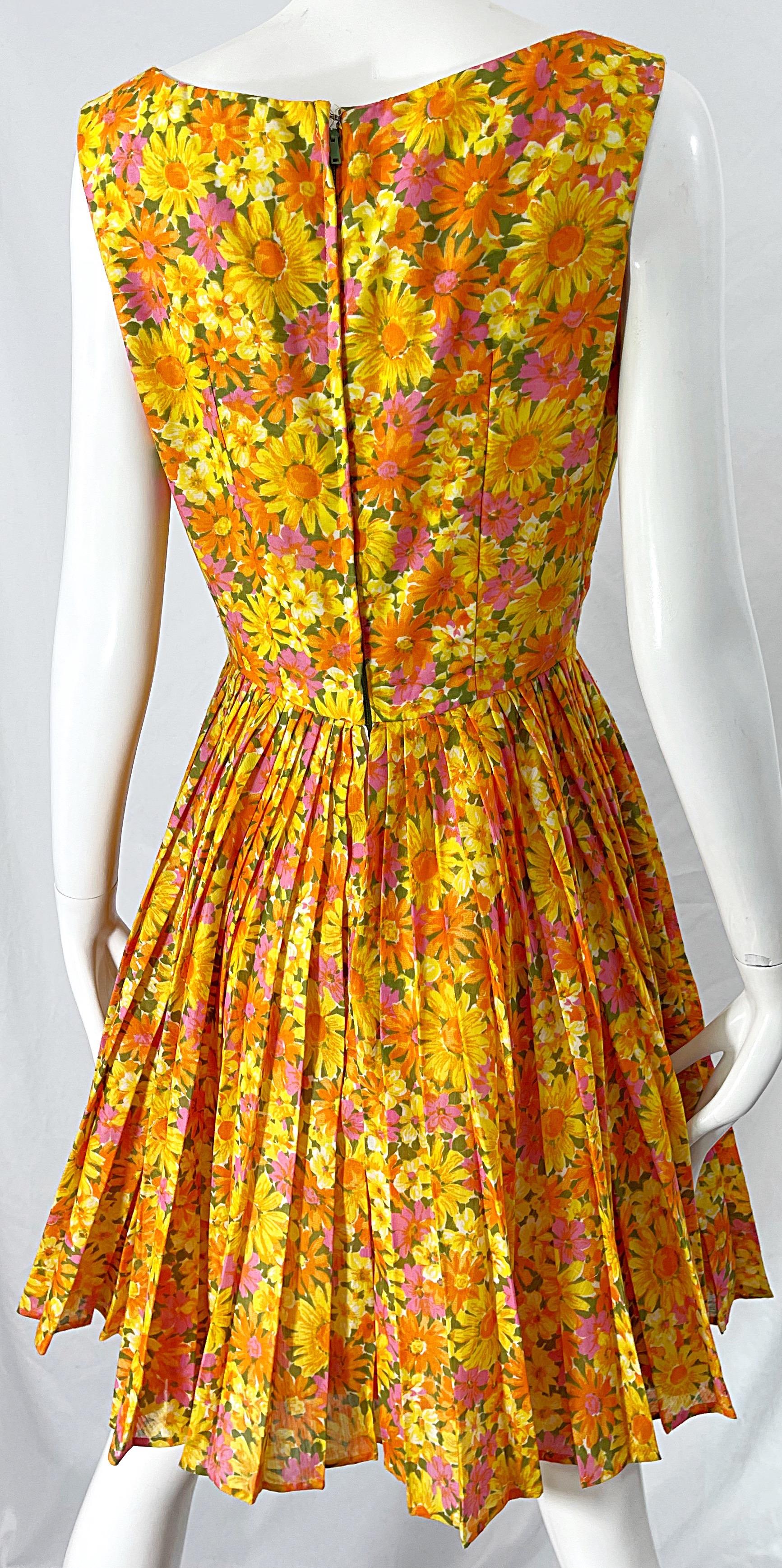 1950s Suzy Perette Yellow Pink Orange Daisy Print Cotton Vintage 50s Dress In Excellent Condition For Sale In San Diego, CA