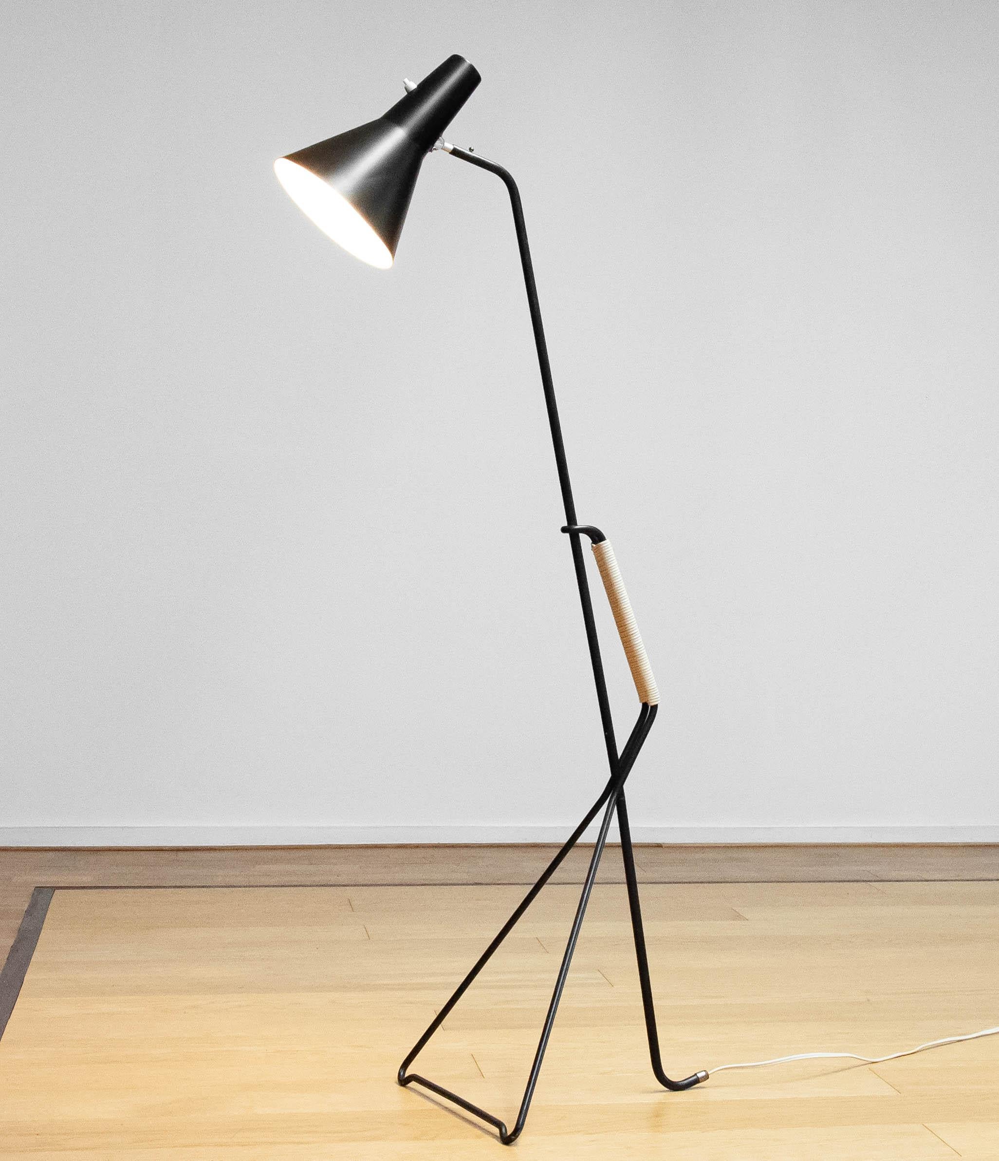 Diese skulpturale Stehleuchte, Modell E1770, wurde in den 1950er Jahren von Svend Aage Holm-Sørensen für ASEA, Schweden, entworfen. Die Leuchte besteht aus einem schwarz lackierten Metallgestell mit einer eleganten, kantigen Silhouette und einem