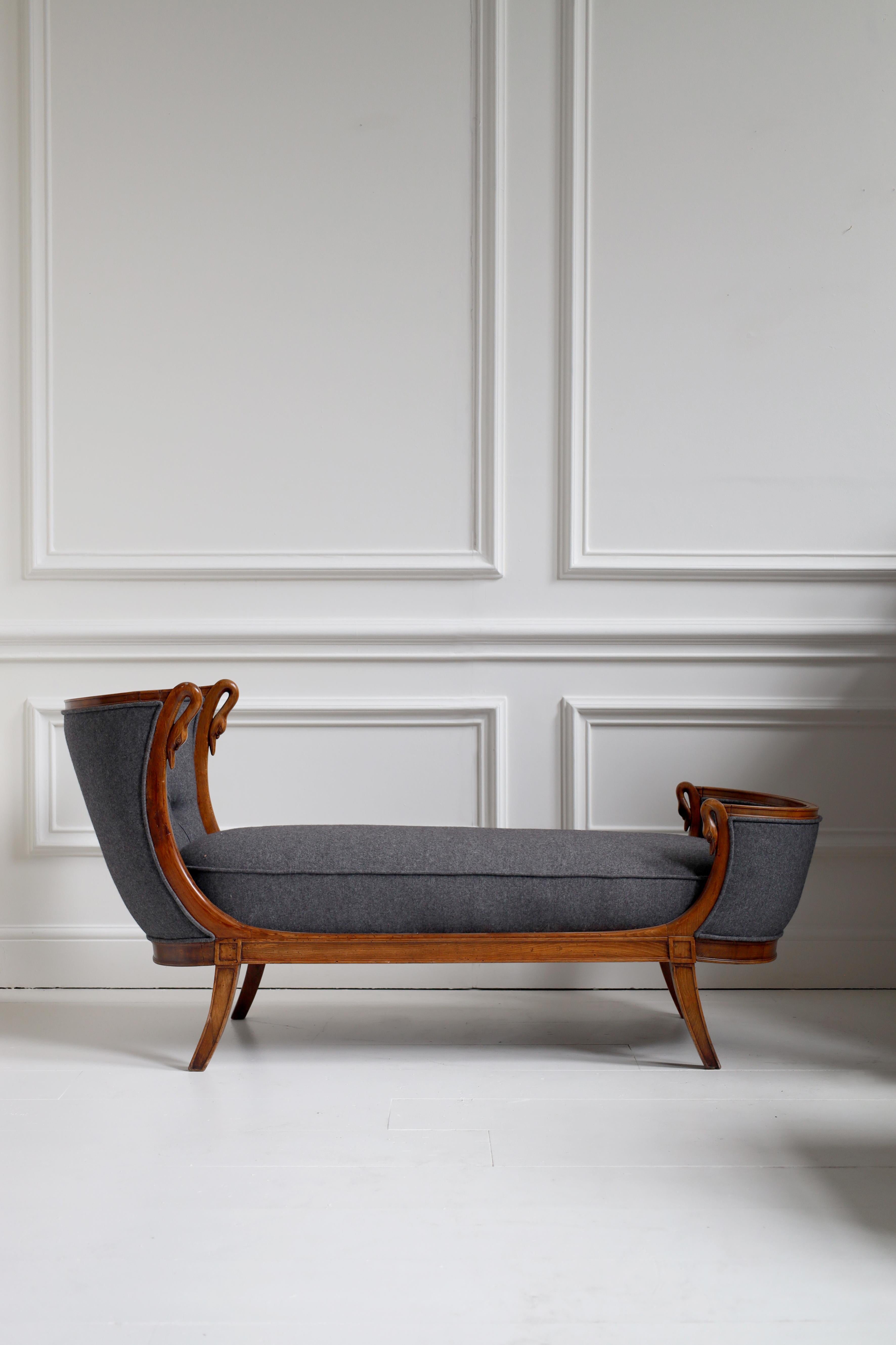 Mid-20th Century 1950s Swan Chaise Longue For Sale