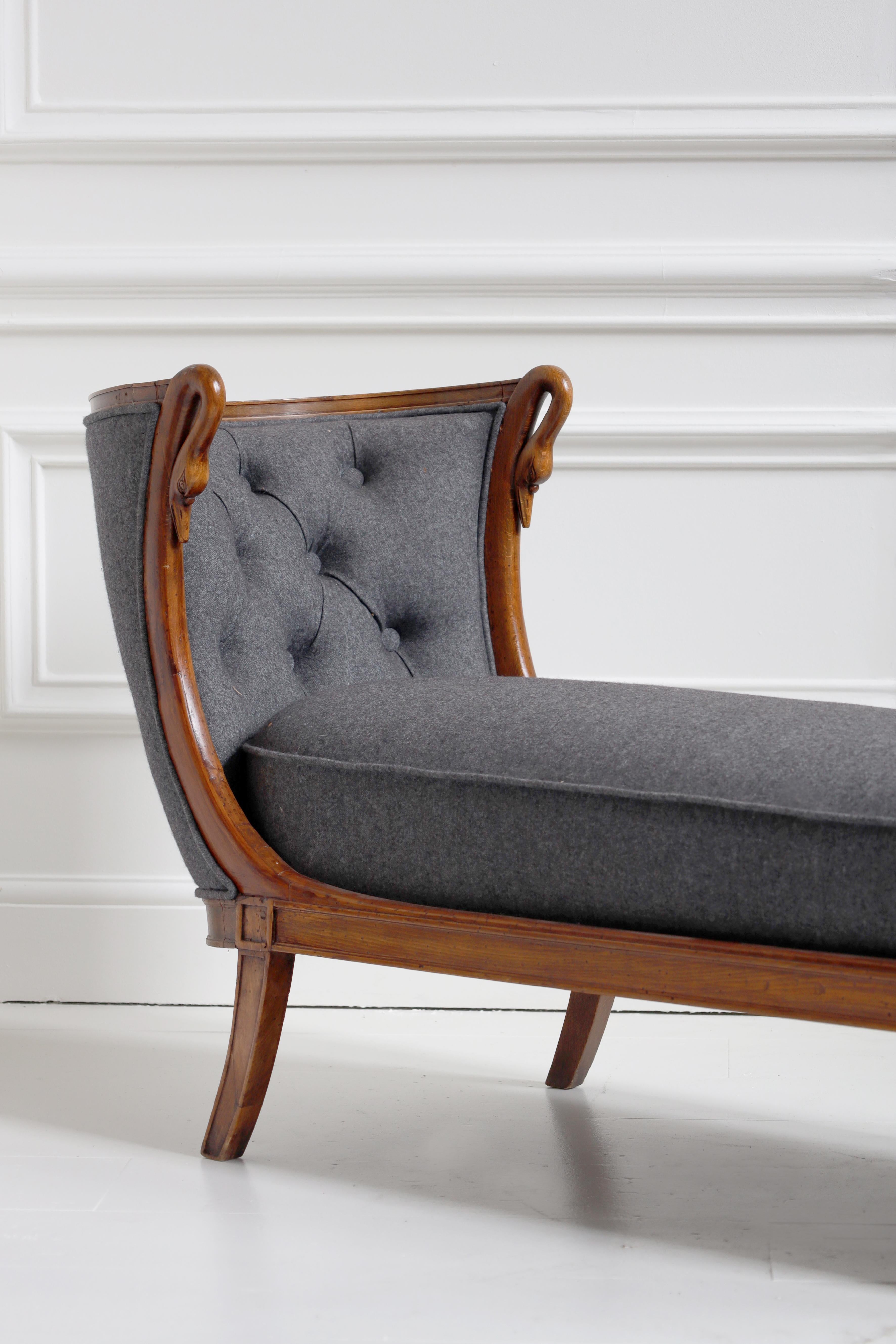 Wool 1950s Swan Chaise Longue For Sale