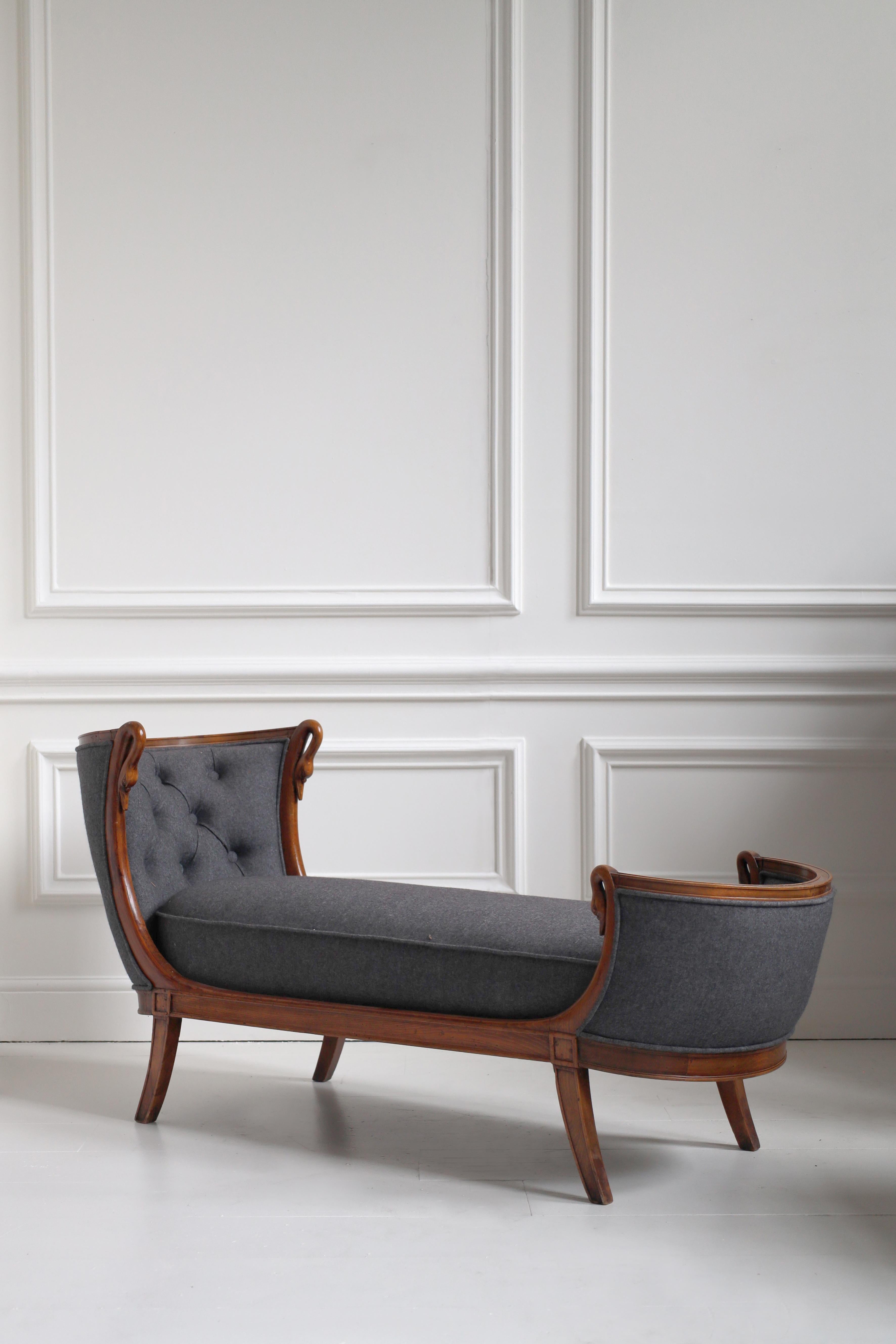 1950s Swan Chaise Longue For Sale 1