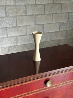 Jarrón arquitectónico sueco de los años 50 con forma de reloj de arena de Syco en marfil mate