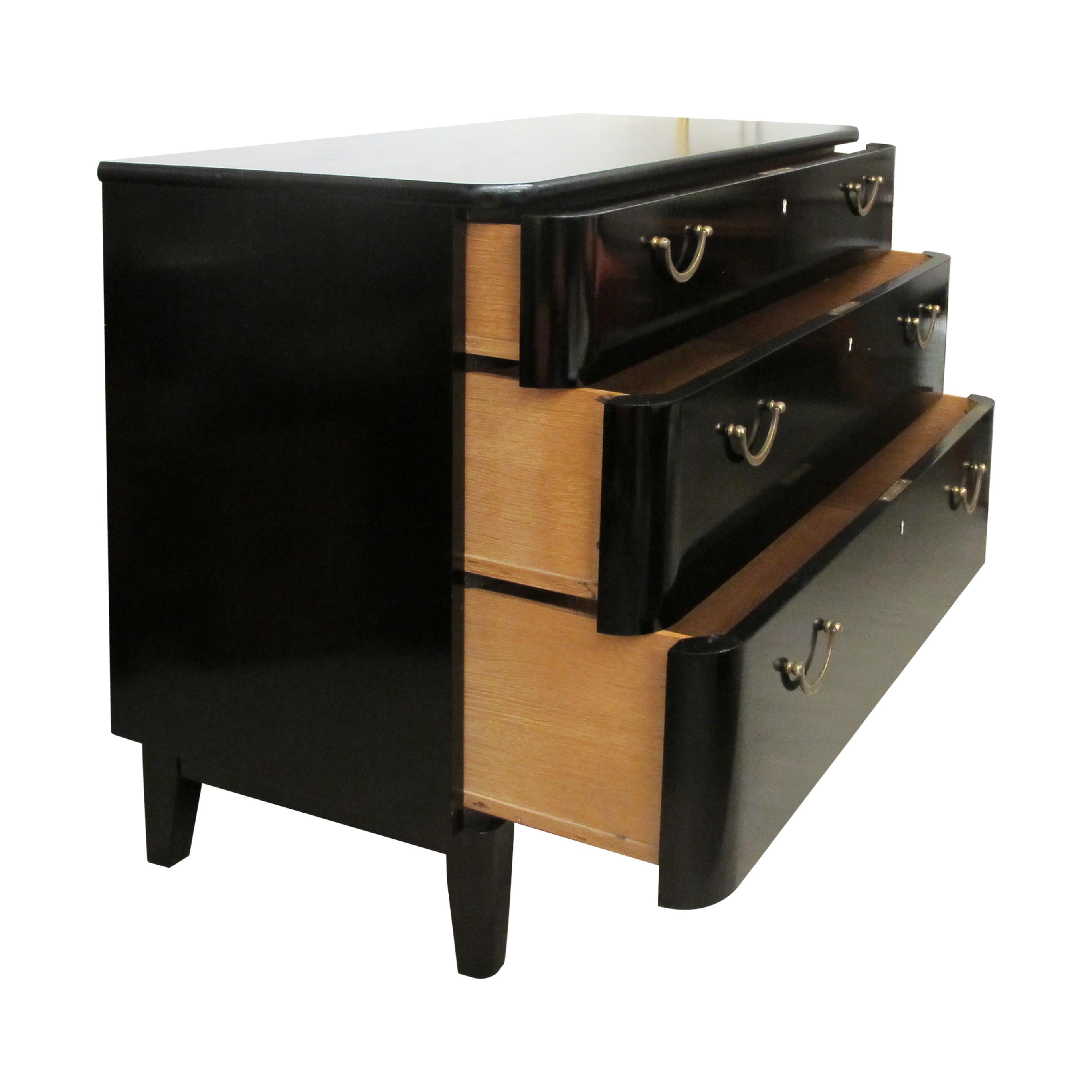 Svedese Cassettiera svedese anni '50 in nero lucido con maniglie in ottone in vendita