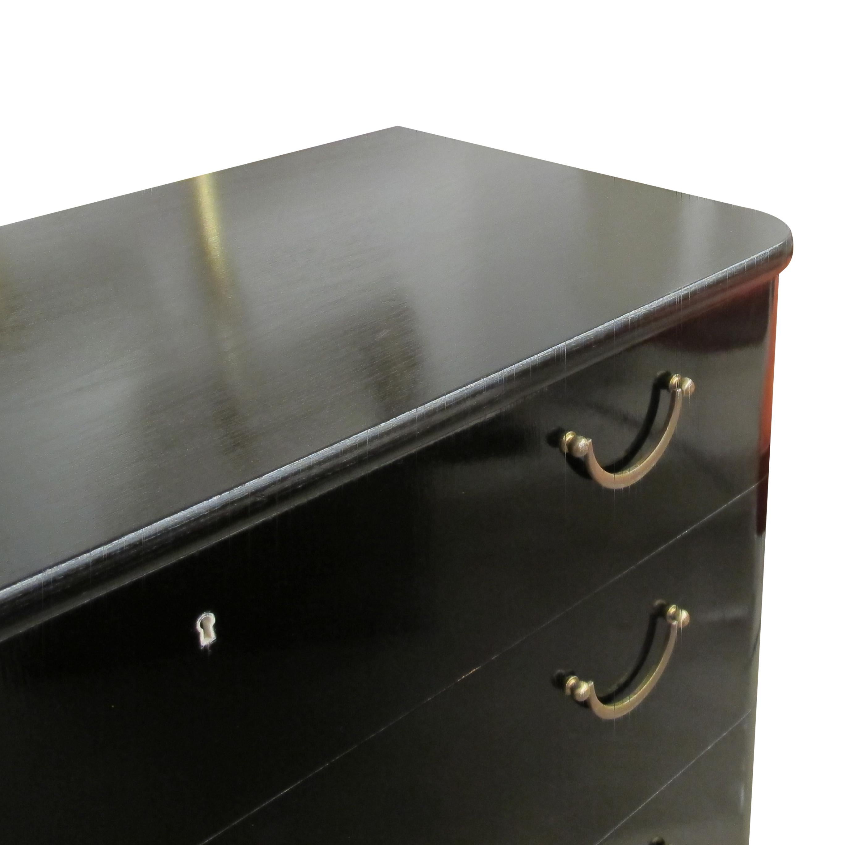 Metà XX secolo Cassettiera svedese anni '50 in nero lucido con maniglie in ottone in vendita