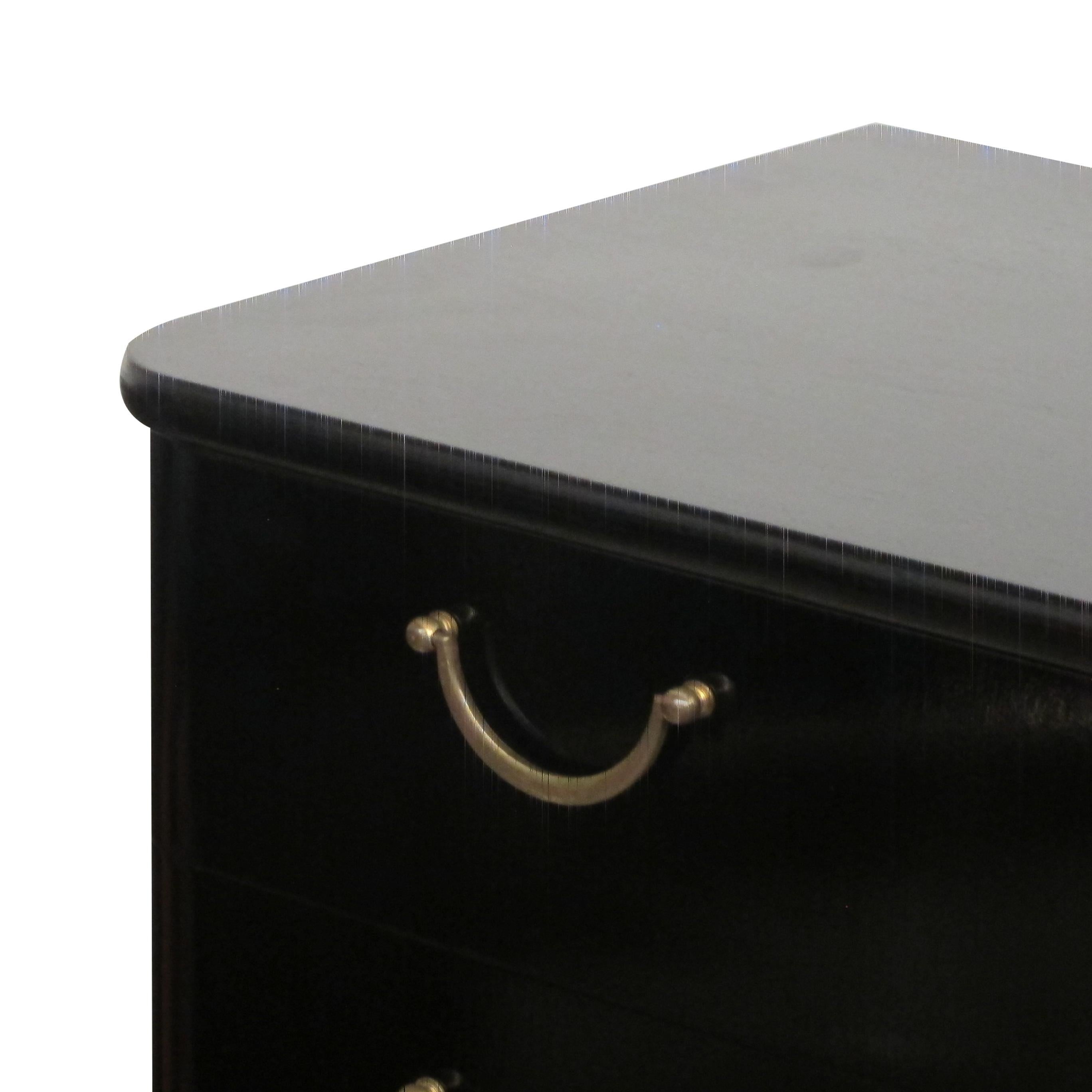 Betulla Cassettiera svedese anni '50 in nero lucido con maniglie in ottone in vendita