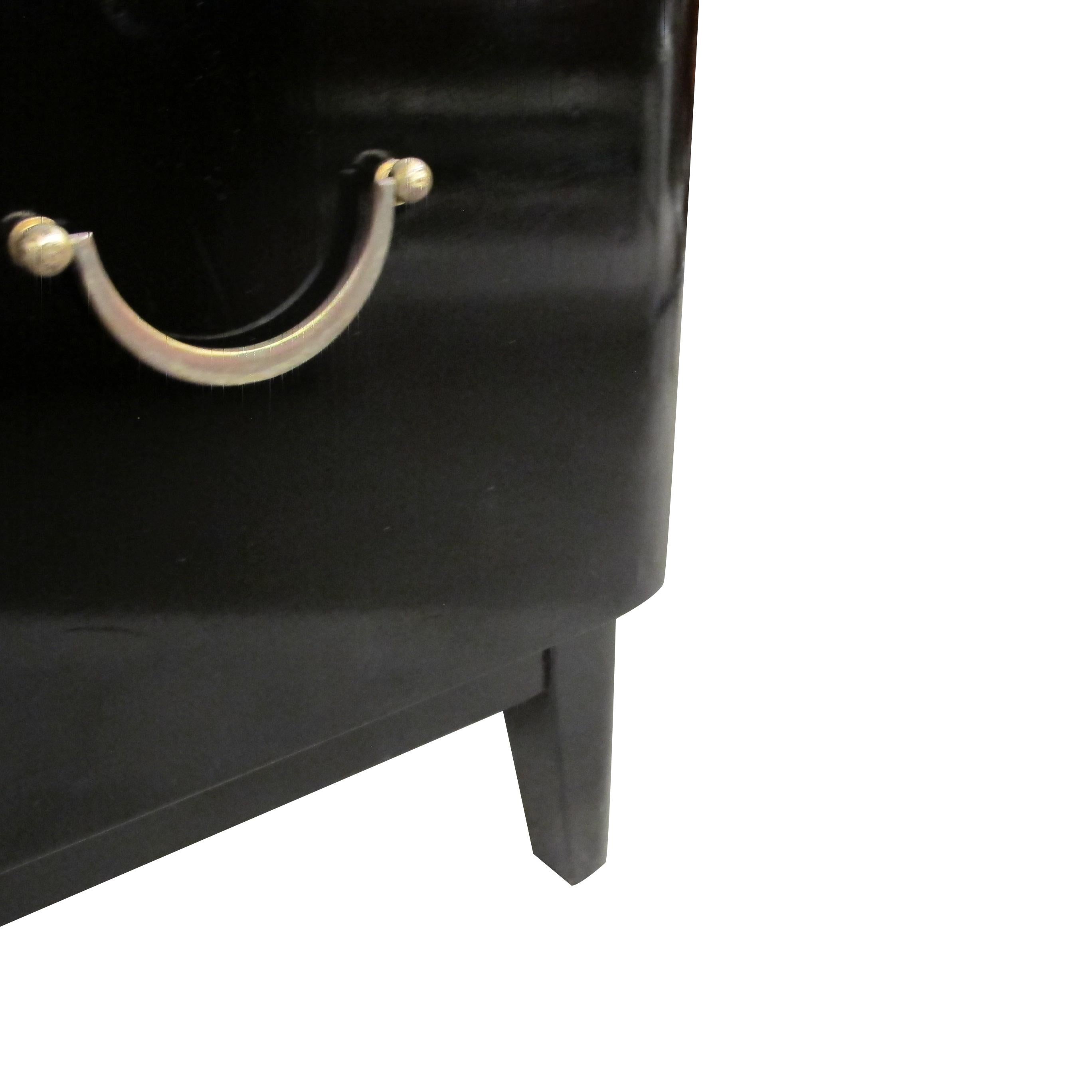 Cassettiera svedese anni '50 in nero lucido con maniglie in ottone in vendita 1