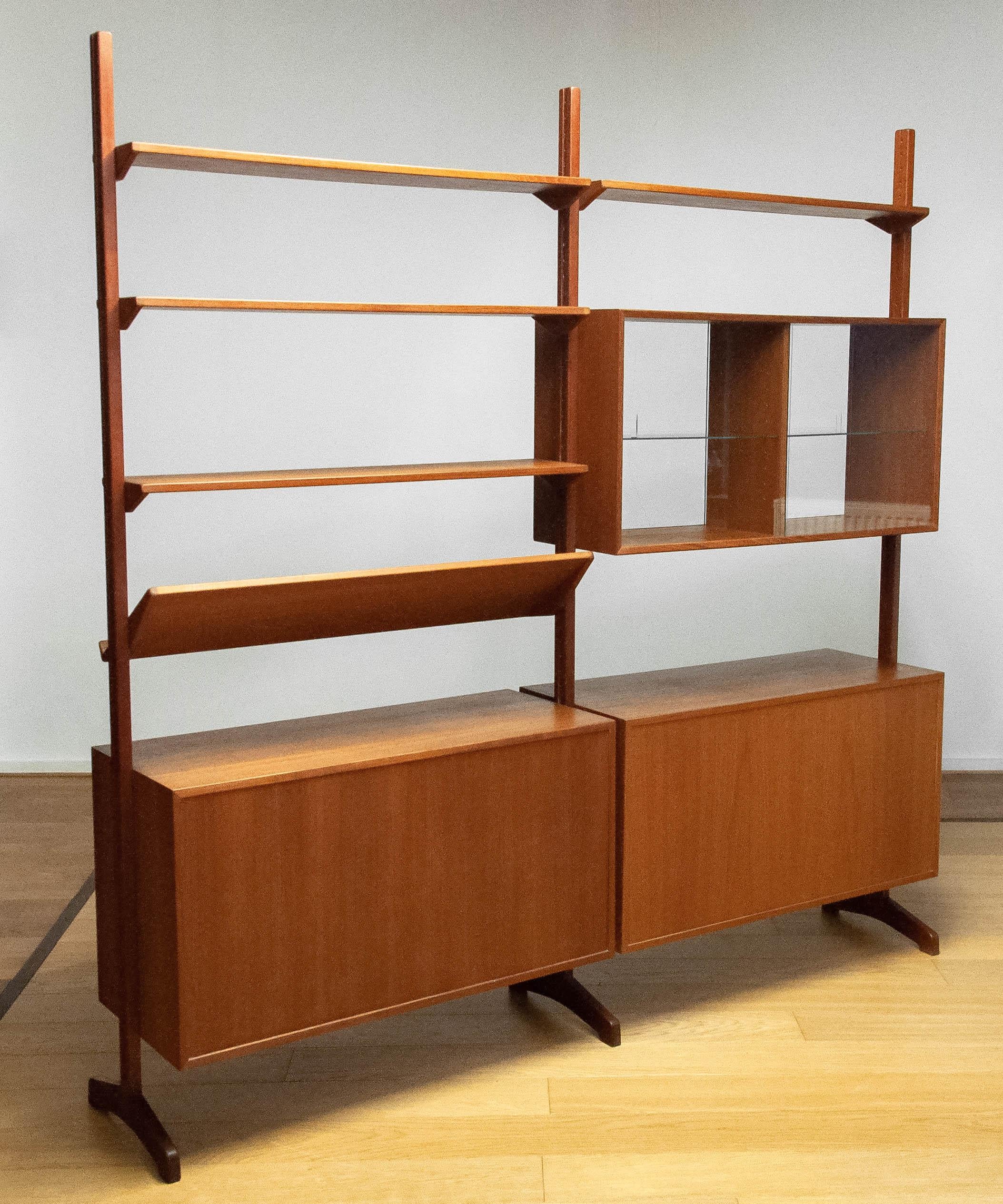 Schwedischer Bücherregalschrank/Raumteiler aus Teakholz von Nils Jonsson, 1950er Jahre. (Glas)