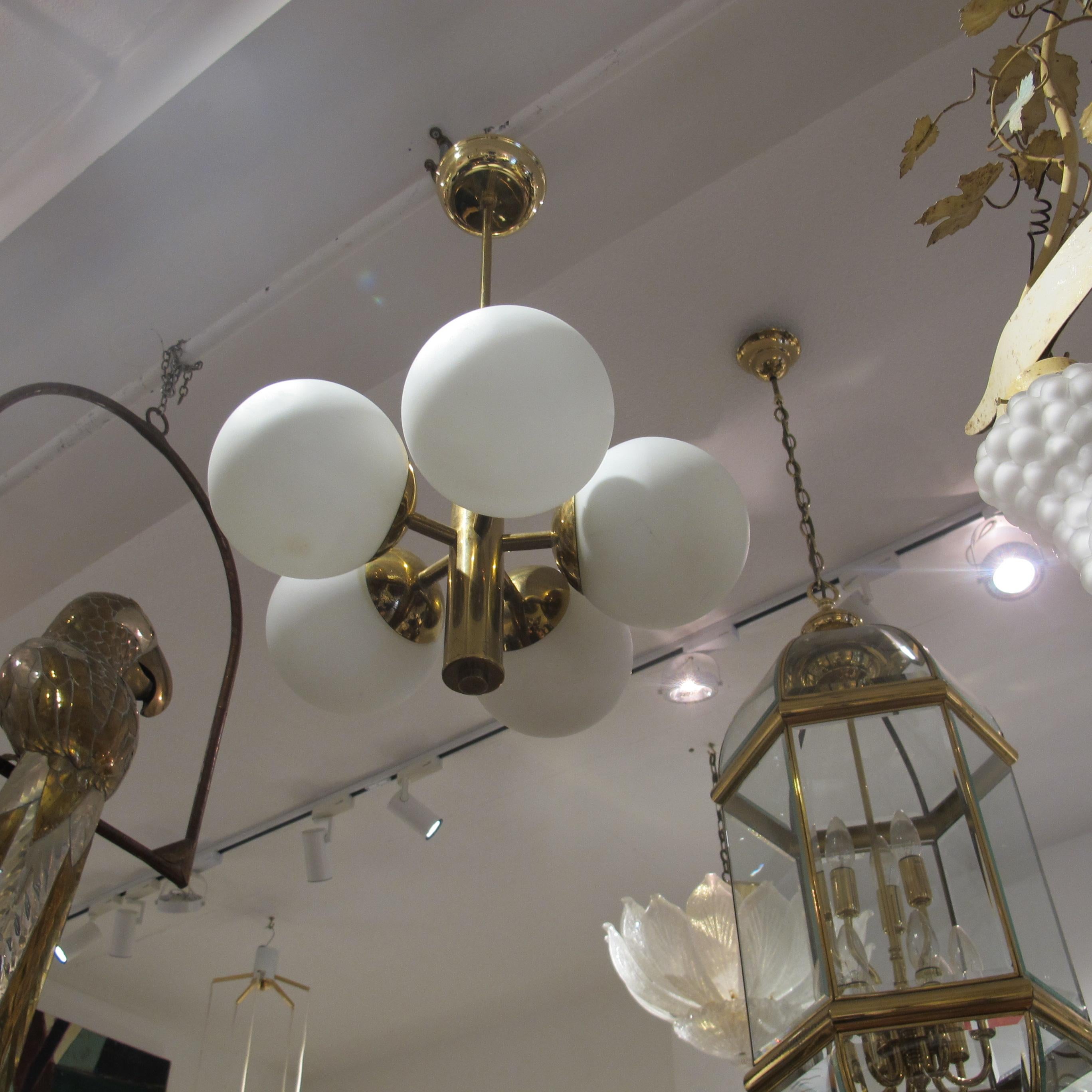 Plafón sueco de latón de los años 50 con cinco globos de cristal opalino en venta 2