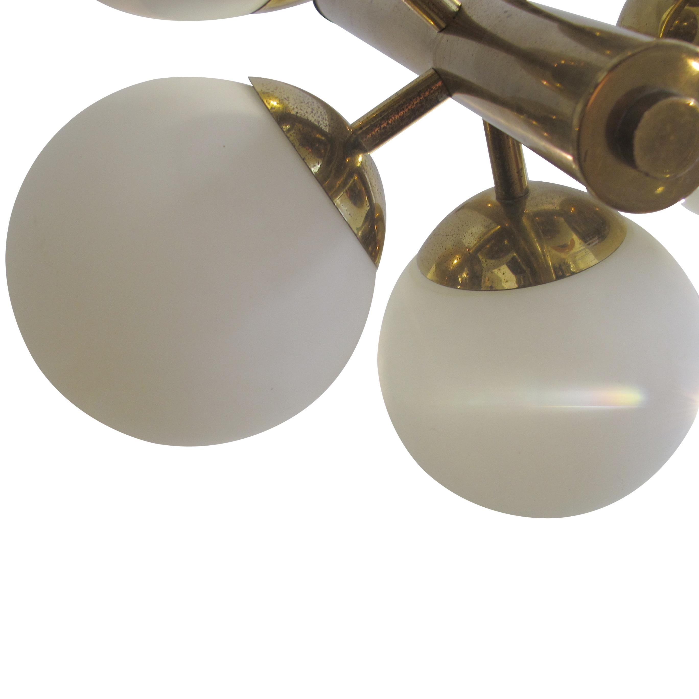 Plafón sueco de latón de los años 50 con cinco globos de cristal opalino mediados del siglo XX en venta