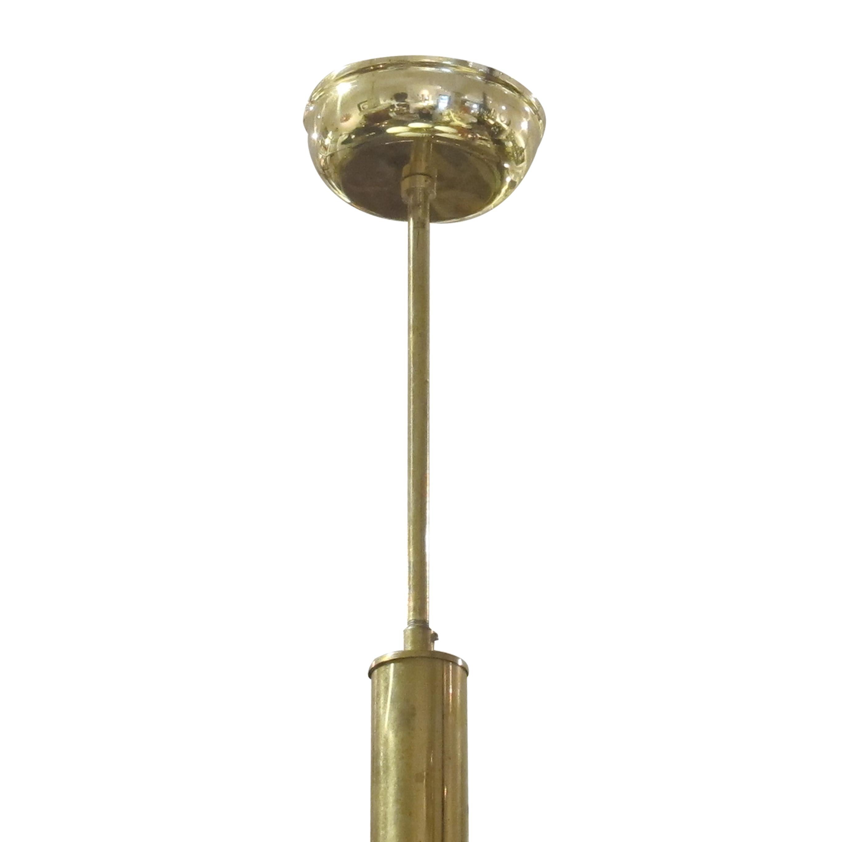Plafón sueco de latón de los años 50 con cinco globos de cristal opalino Metal en venta
