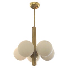 Plafonnier suédois en laiton des années 1950 avec cinq globes en verre opale
