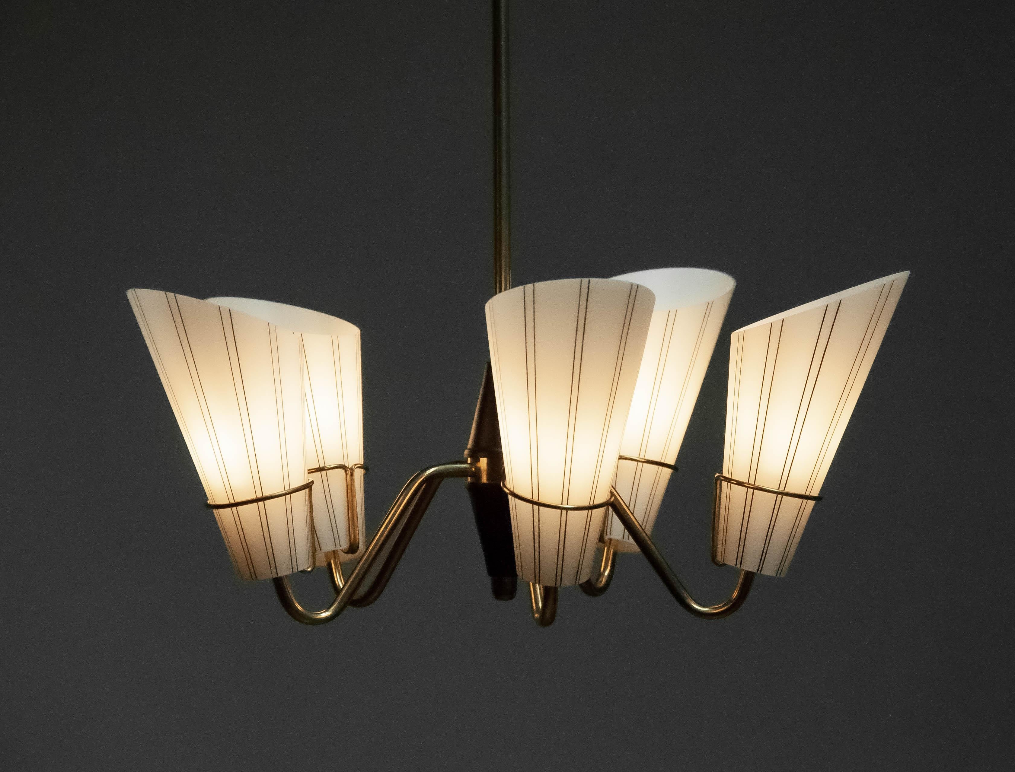 Mid-Century Modern Lustre à cinq bras de lumière en laiton des années 1950 avec abat-jour en verre d'art dépoli par ASEA en vente