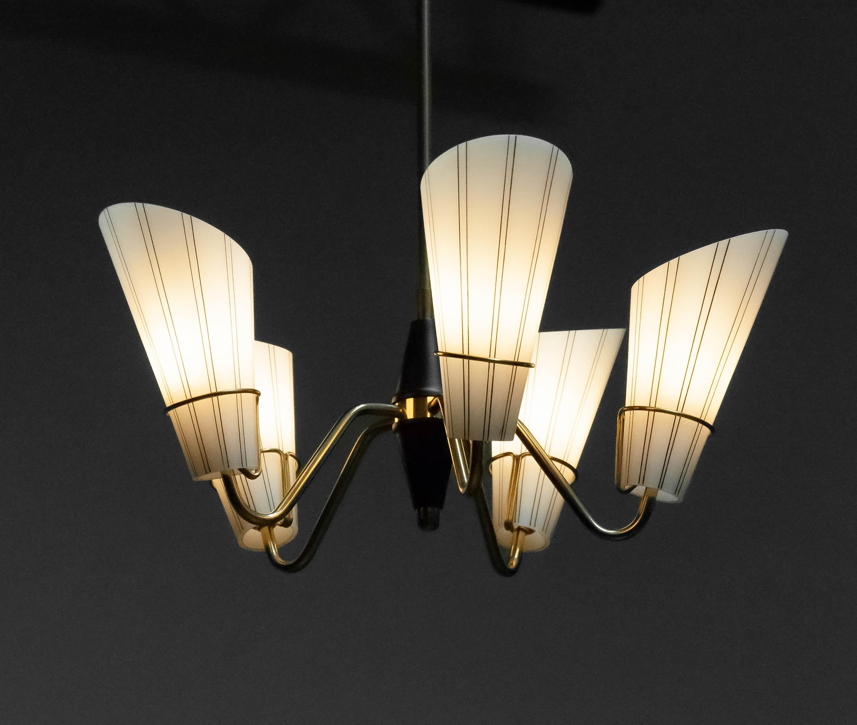 Suédois Lustre à cinq bras de lumière en laiton des années 1950 avec abat-jour en verre d'art dépoli par ASEA en vente