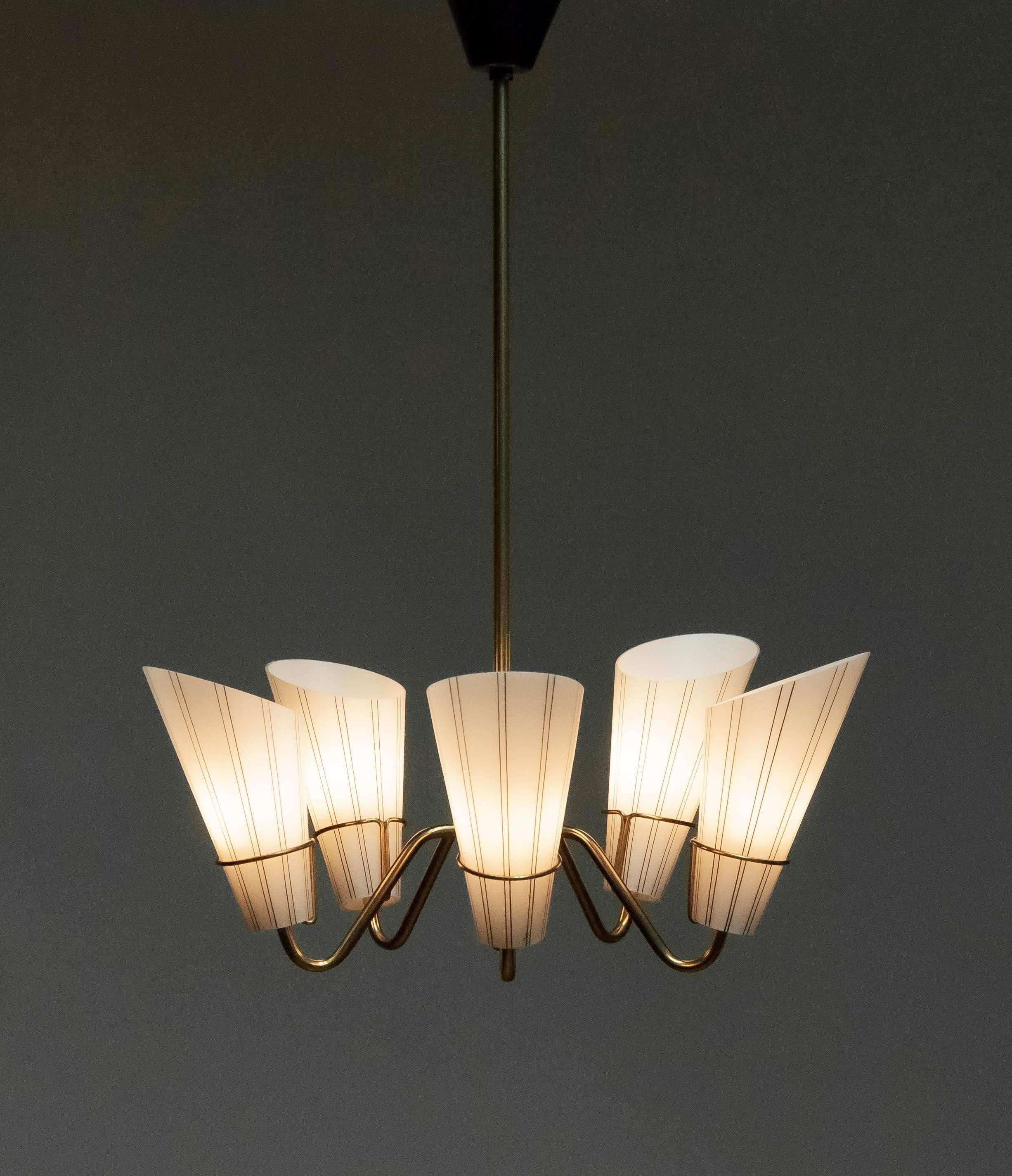 Lustre à cinq bras de lumière en laiton des années 1950 avec abat-jour en verre d'art dépoli par ASEA Bon état - En vente à Silvolde, Gelderland