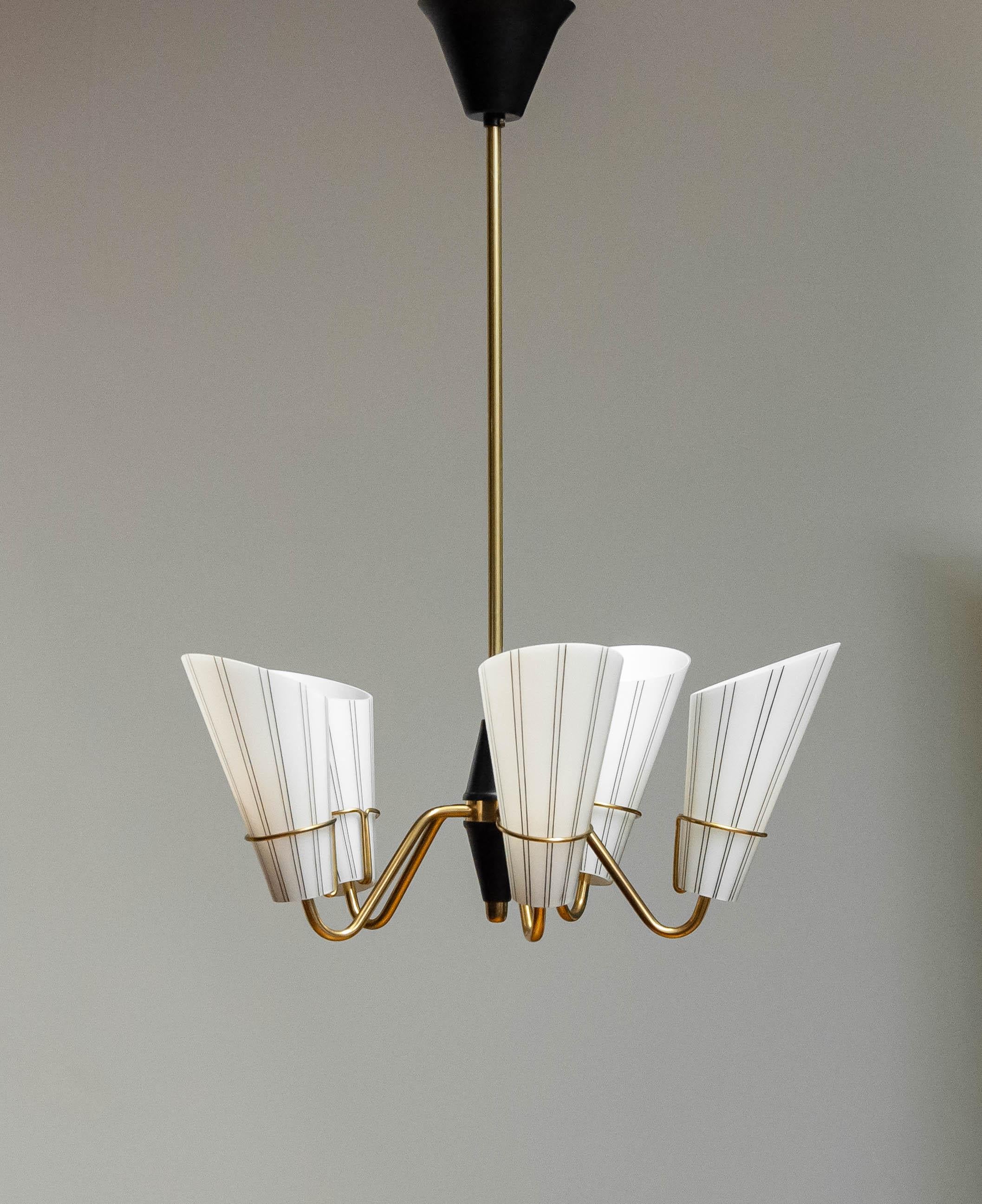 Milieu du XXe siècle Lustre à cinq bras de lumière en laiton des années 1950 avec abat-jour en verre d'art dépoli par ASEA en vente