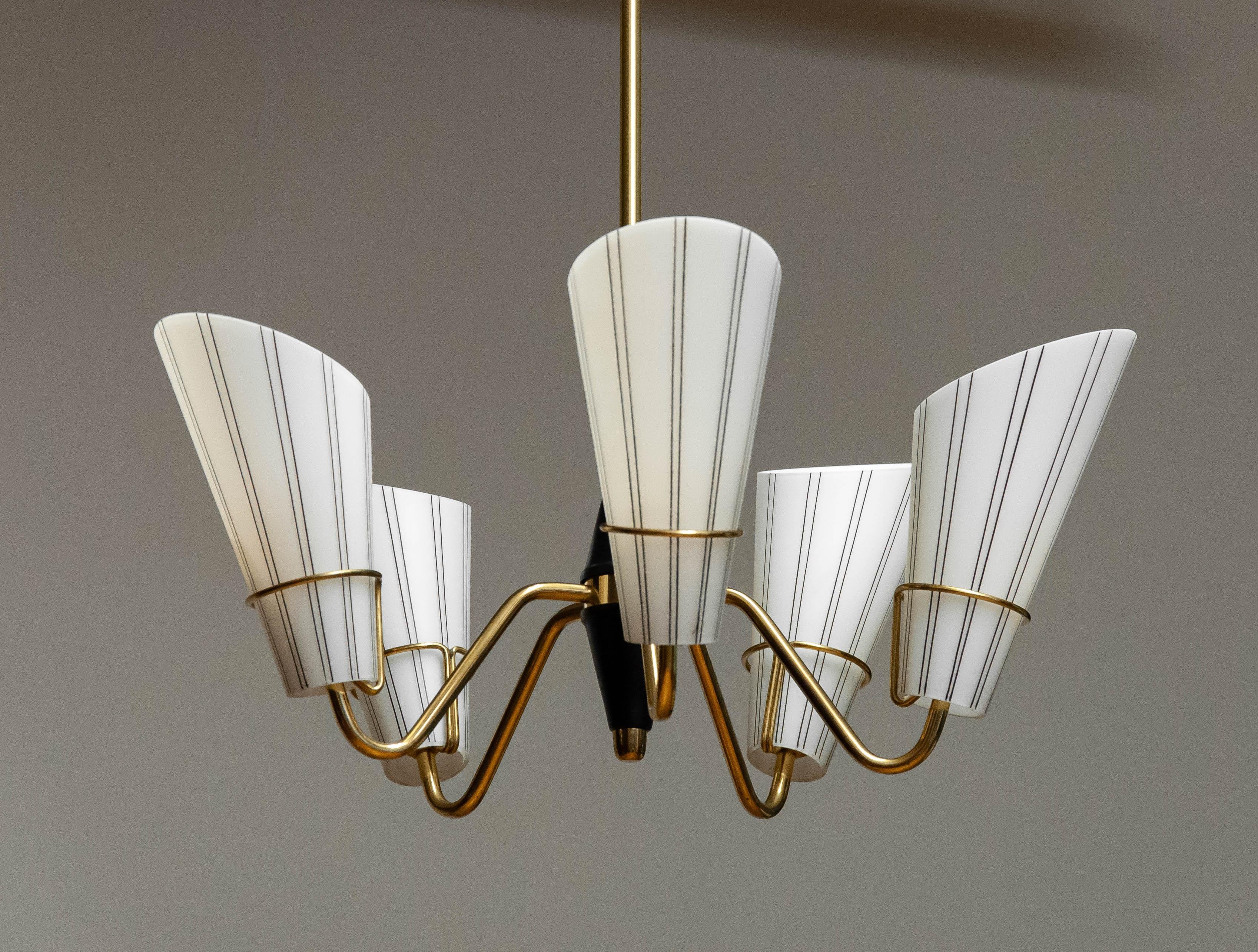 Laiton Lustre à cinq bras de lumière en laiton des années 1950 avec abat-jour en verre d'art dépoli par ASEA en vente