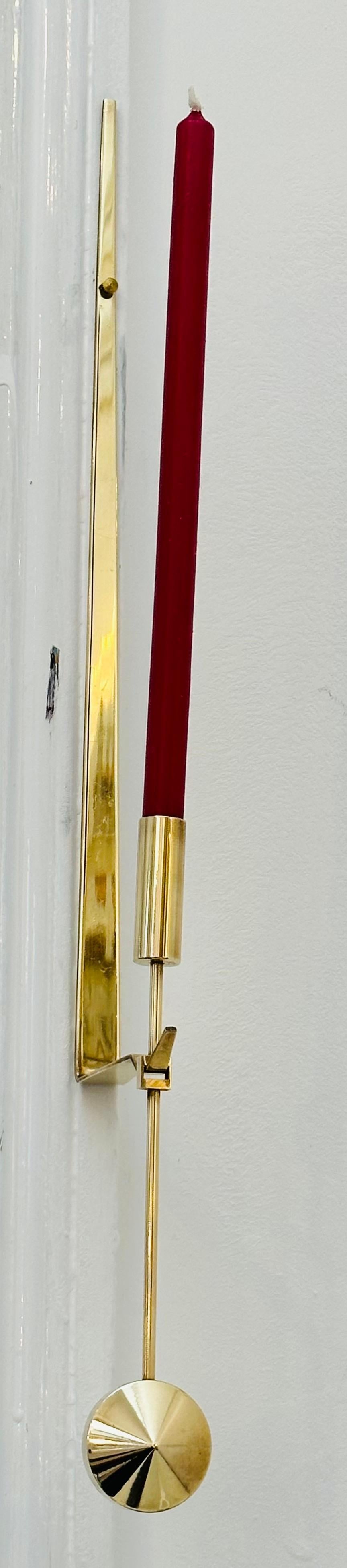 Ein schöner, einzigartiger und dekorativer schwedischer Wandkerzenhalter aus Messing aus den 1950er Jahren, entworfen von Pierre Forsell und hergestellt von Skultuna. Pendal Nr. 71. Signiert mit eingeprägter Herstellermarke auf dem unteren Teil der