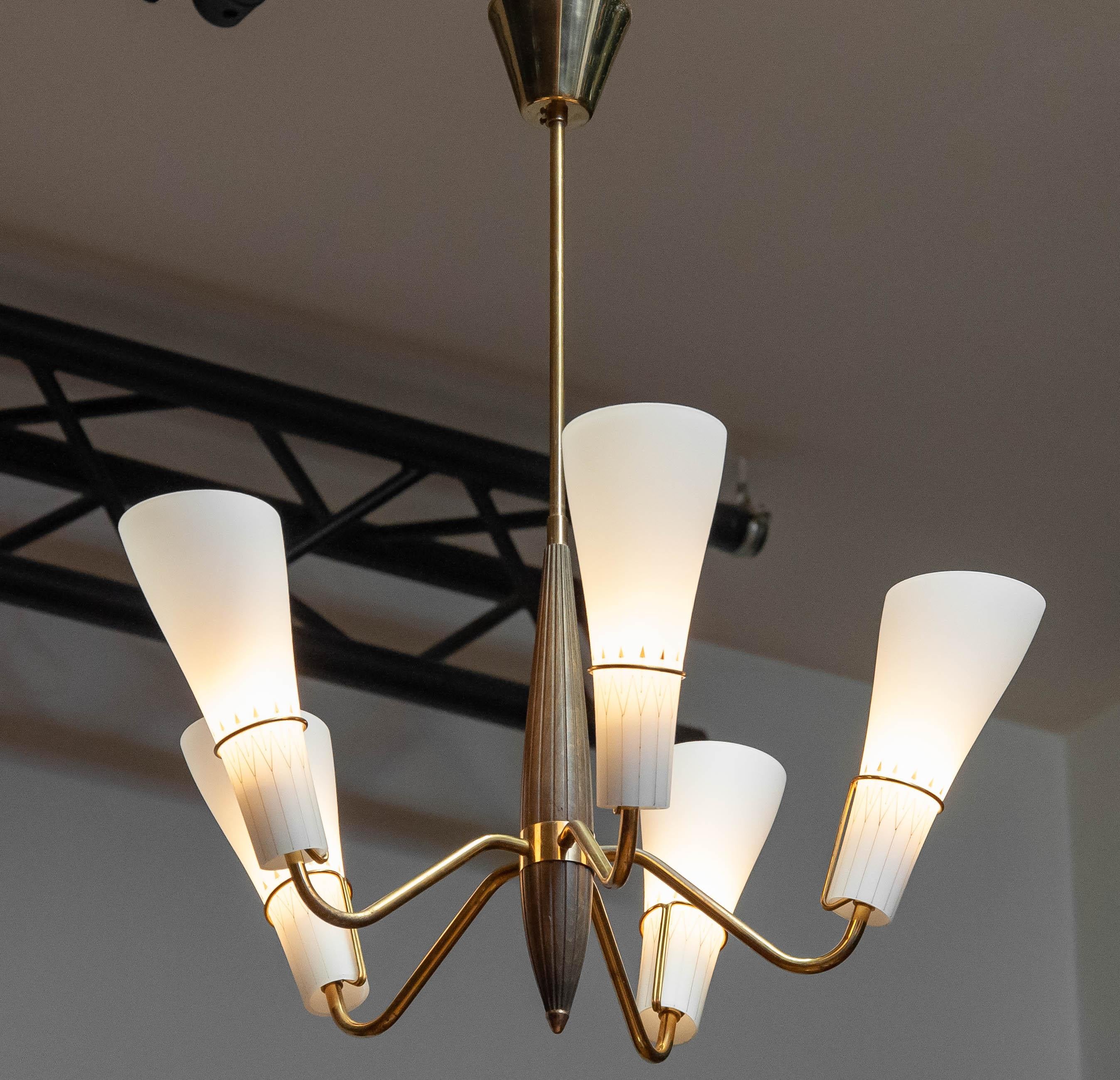 1950s Swedish Brass With Beech Five Arm Chandelier With Frosted Art Glass Shades In Good Condition For Sale In Silvolde, Gelderland