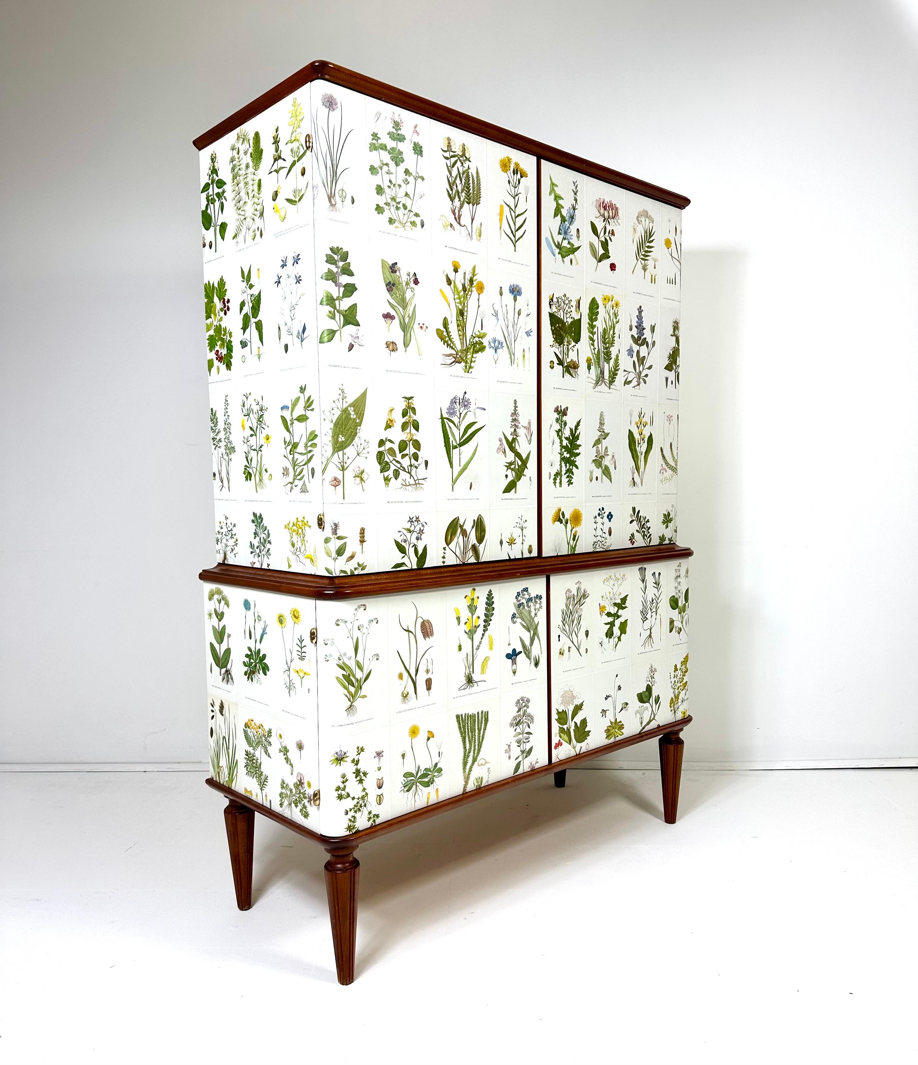 Gabinetto svedese del 1950, in seguito tappezzato con illustrazioni di C.A. Lindman libro Nordens Flora.

L'armadio è composto da  quattro ante che nascondono ripiani interni regolabili e cassetti.

Chiave inclusa.