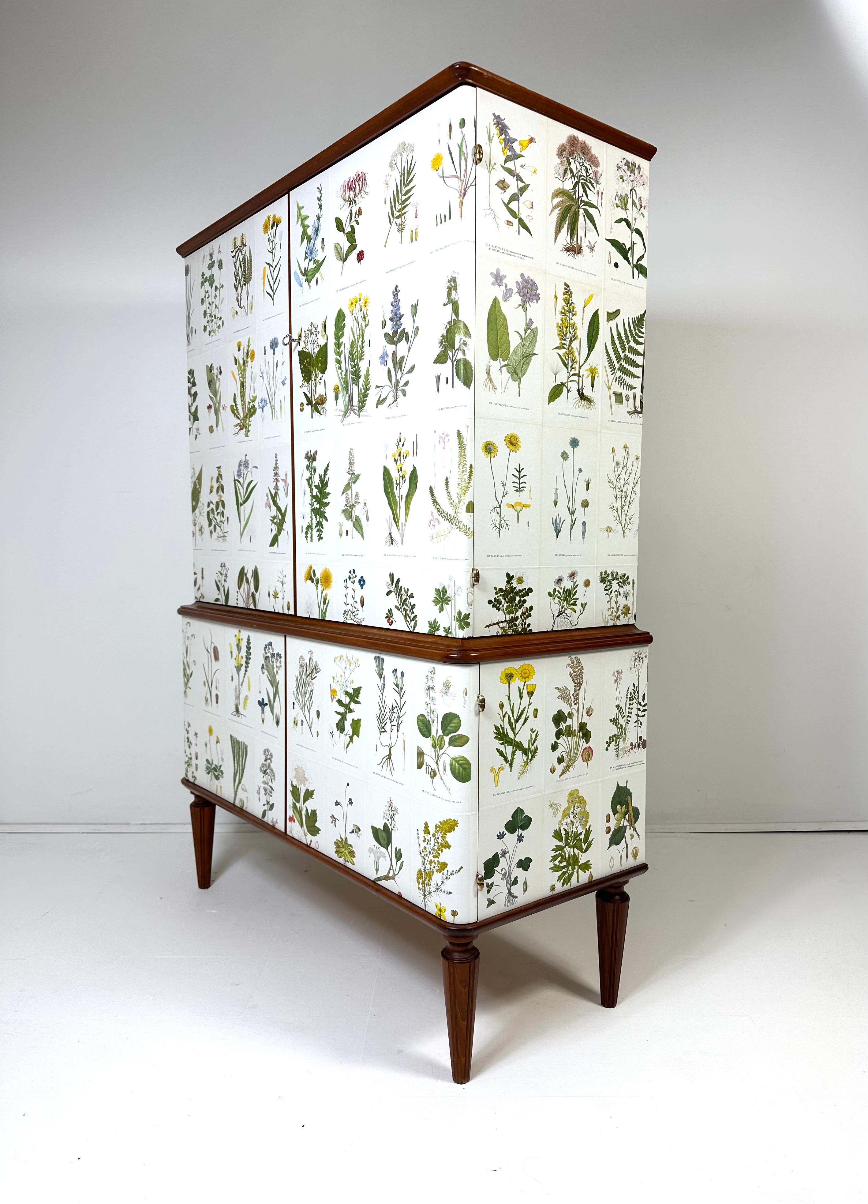 Scandinavo moderno Mobile svedese degli anni '50 con illustrazioni di Nordens Flora in vendita