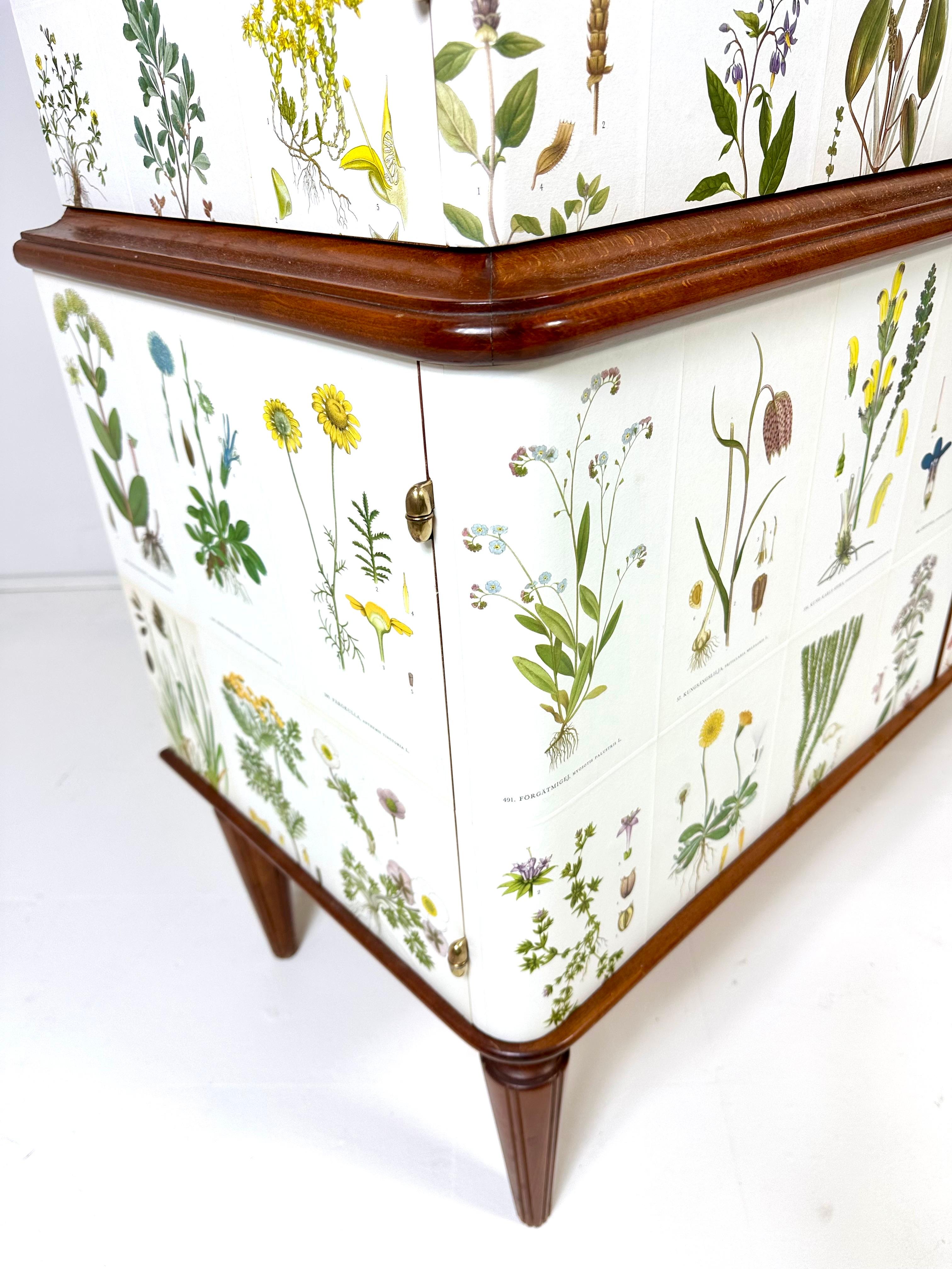 Mobile svedese degli anni '50 con illustrazioni di Nordens Flora in vendita 2